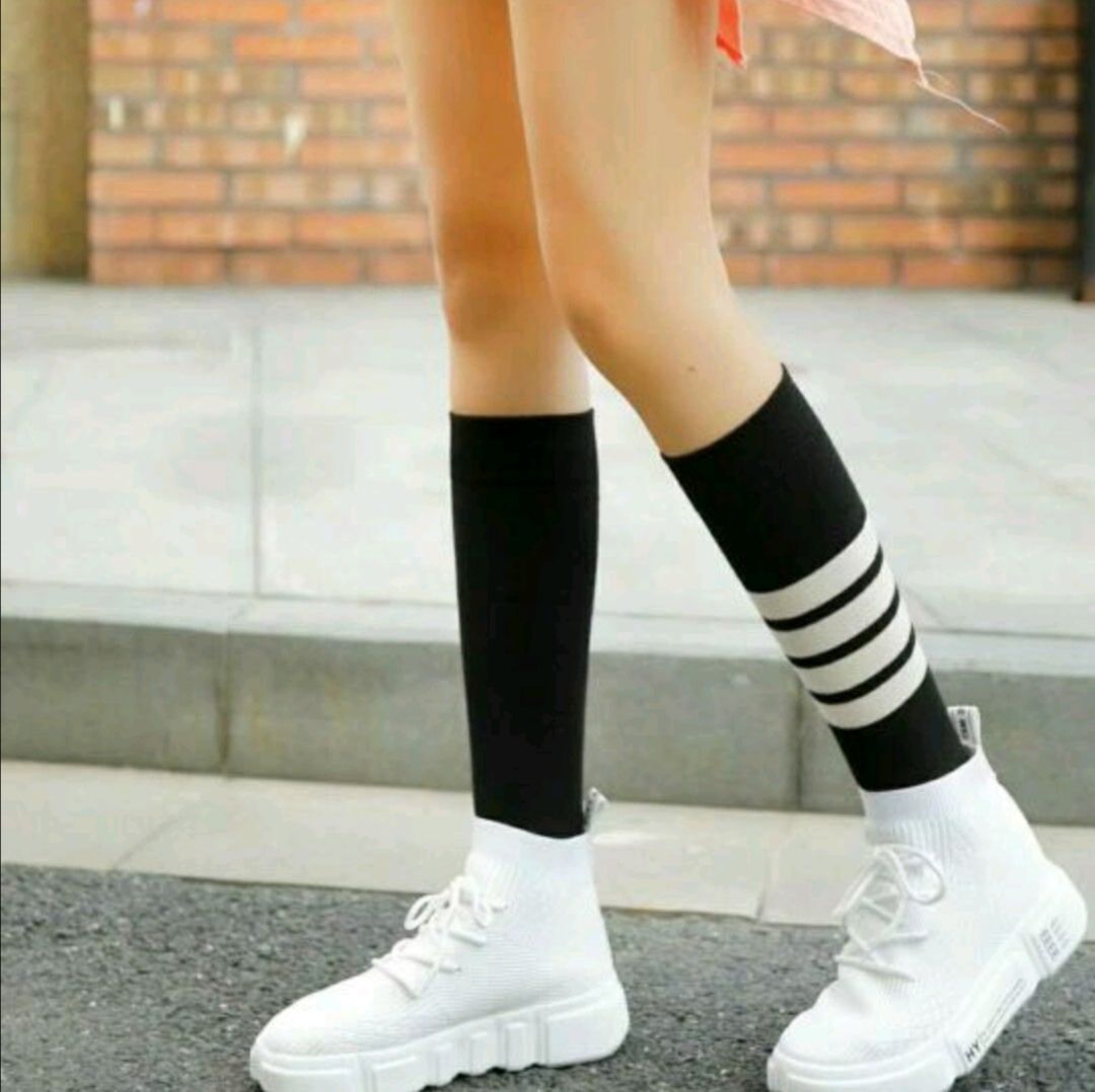 Hot style striped barbar combed cotton middle tube ladies socks web celebrity left and right foot knee socks bottom pile socks