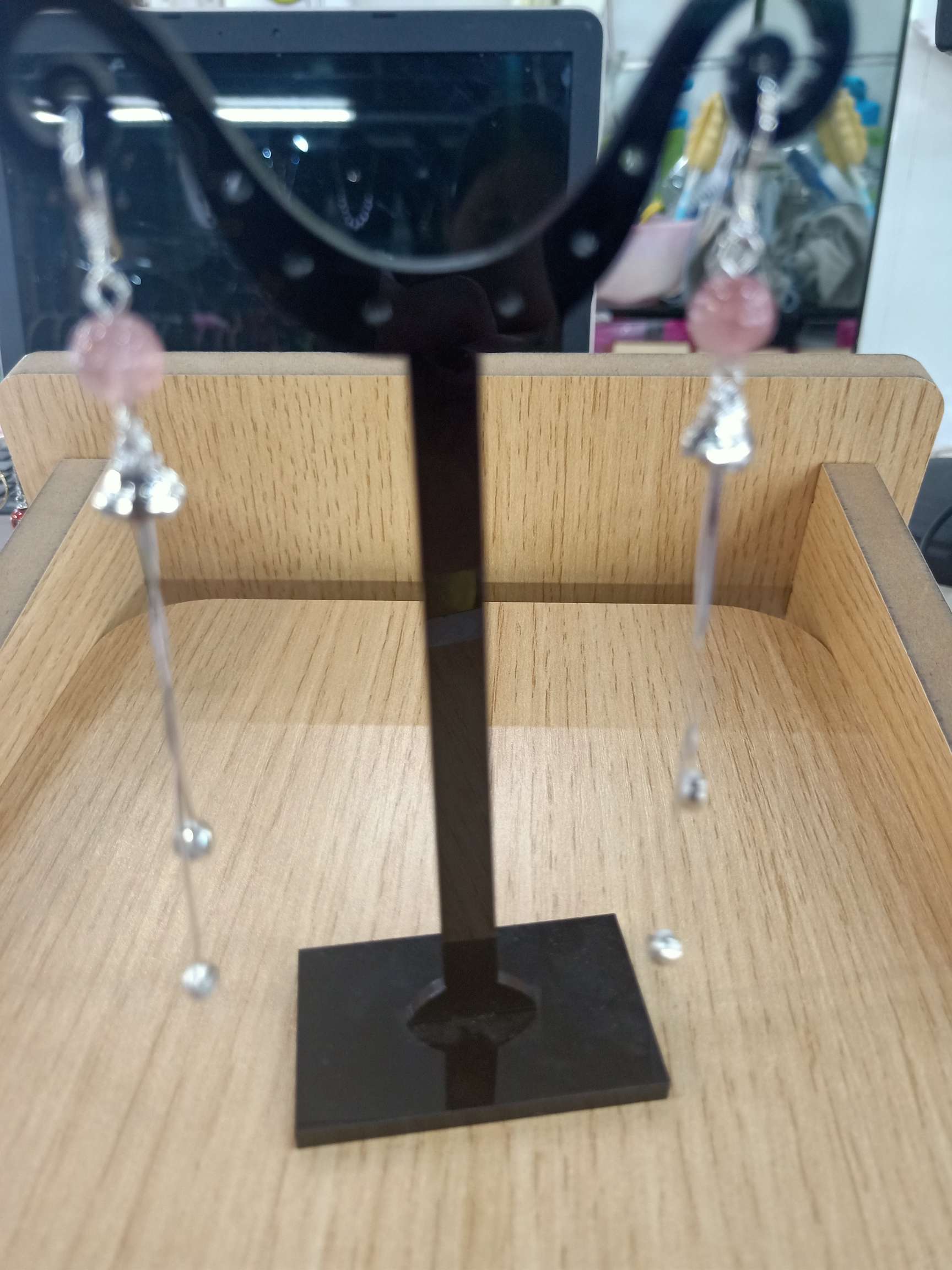 925纯银耳线耳环，粉色碧玺的搭配，是一款非常精细的925纯银耳线耳环细节图