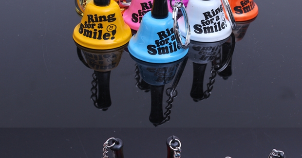 圣诞节手摇铃铛儿童金属手摇铃钥匙扣铃铛挂件手摇铃铛小孩奖励品白底实物图