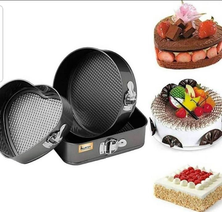 Cake molds are square, heart-shaped and round thumbnail
