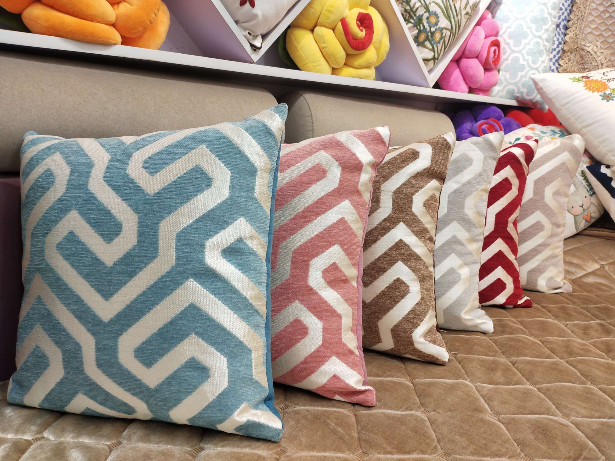 2个起订厂家直销 欧式雪尼尔抱枕沙发靠垫办公室靠背详情图9