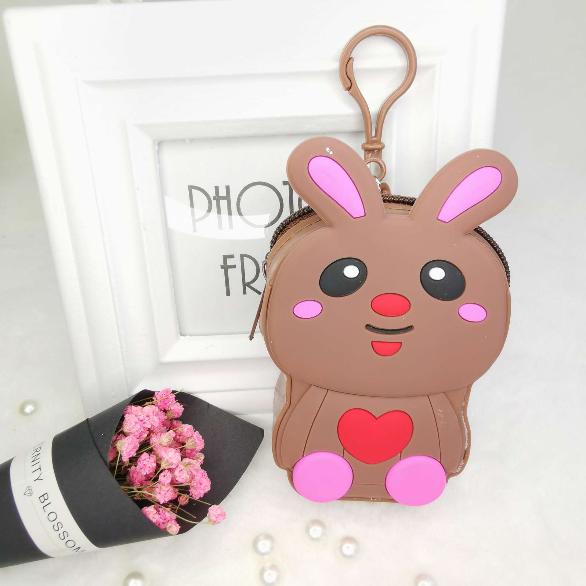 硅胶爱心兔子零钱包化妆包糖果包白底实物图