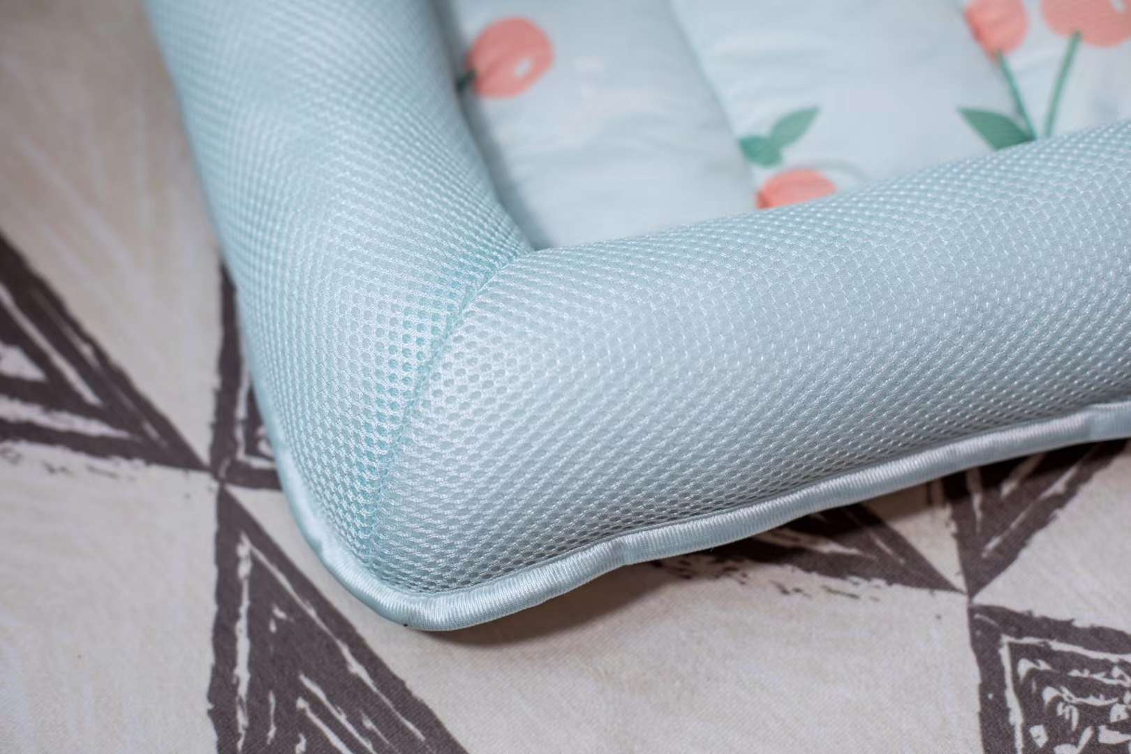 非常夏天的花型，火烈鸟，西瓜，菠萝结合在一起，这款非常受欢迎，夏天宠物宝宝就喜欢这样的窝！详情图9