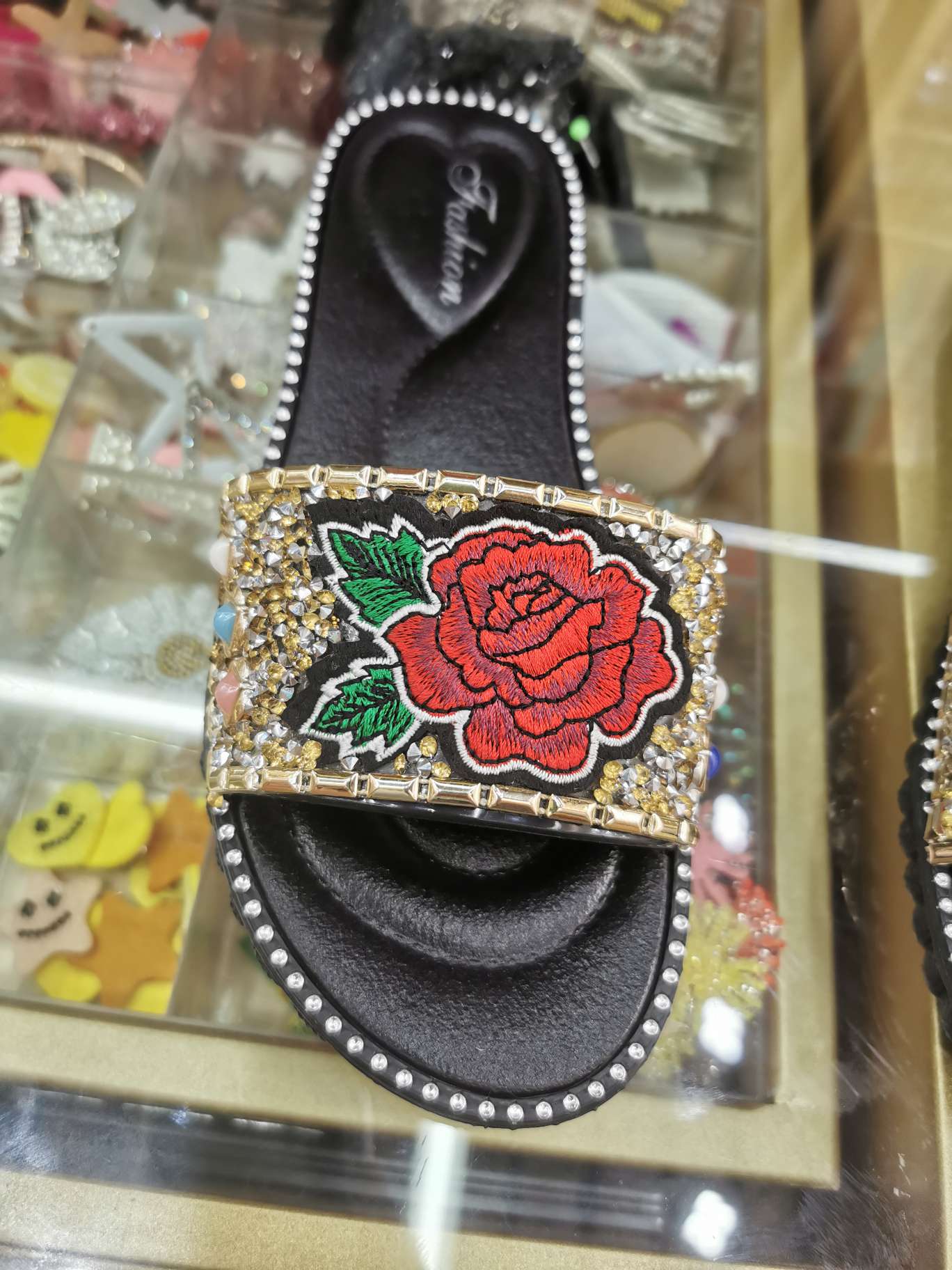 玫瑰花刺绣鞋面 树脂乱钻女拖鞋面