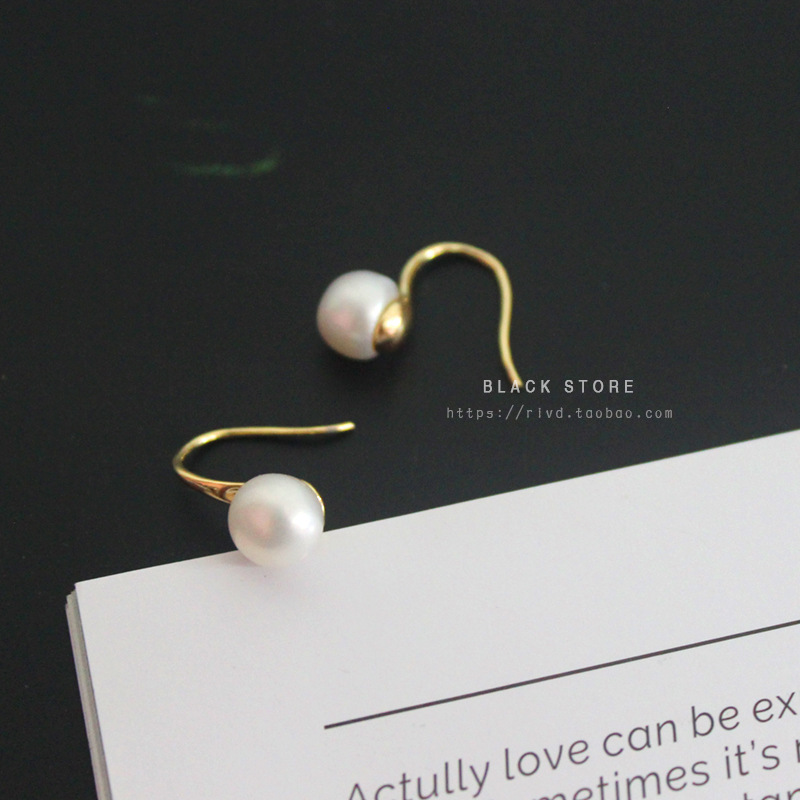 A natural pearl exudes a simple and elegant charm details Picture