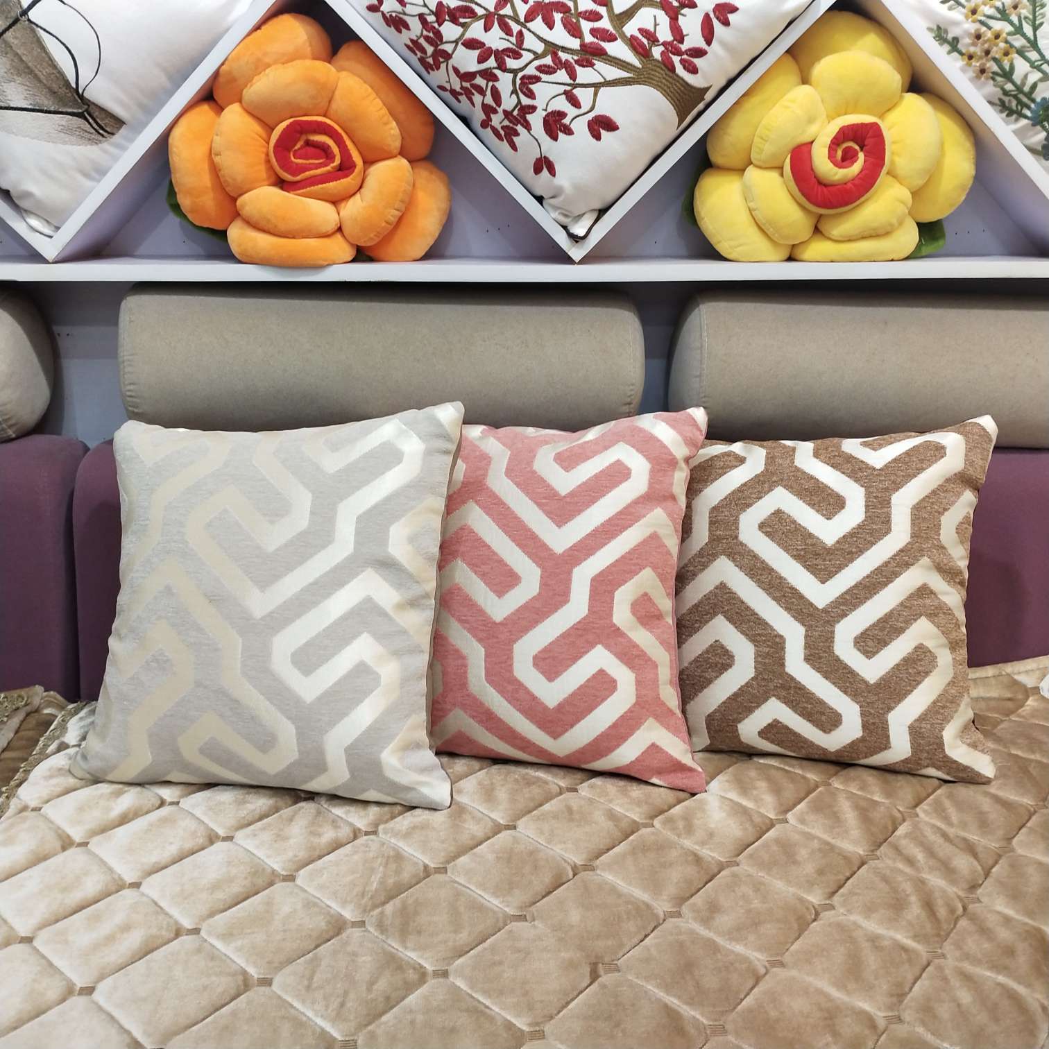 2个起订厂家直销 欧式雪尼尔抱枕沙发靠垫办公室靠背产品图