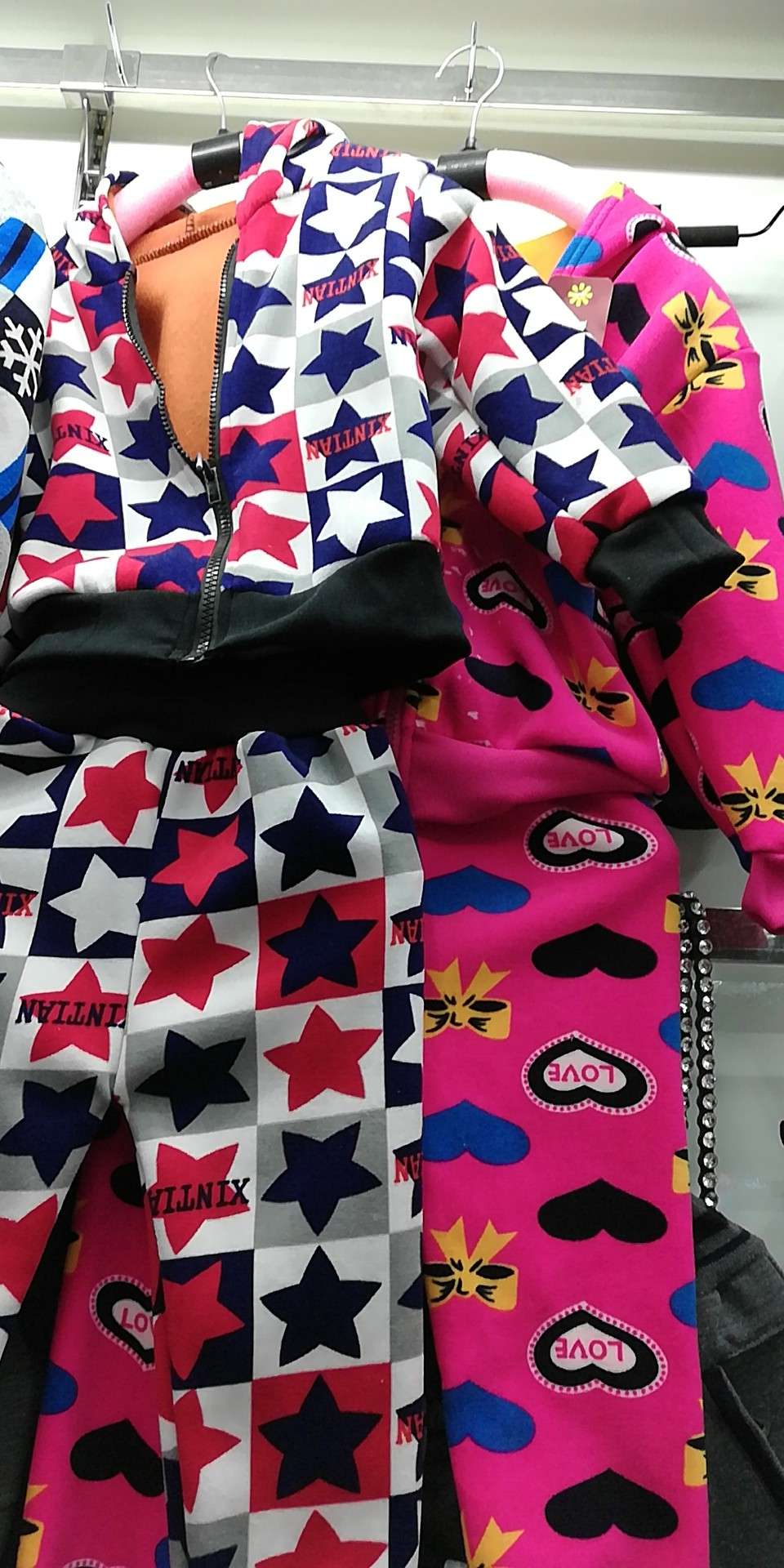Plucked children's suit full figure