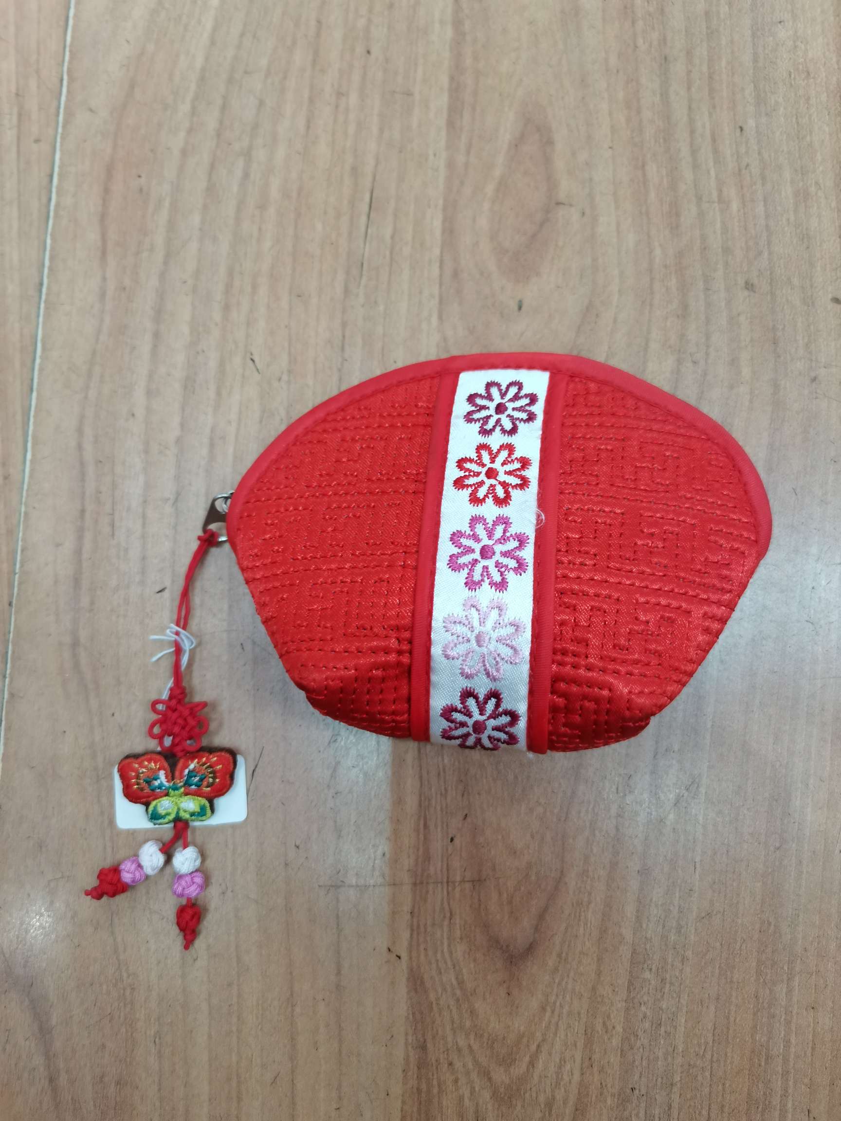 中间绣花零钱包