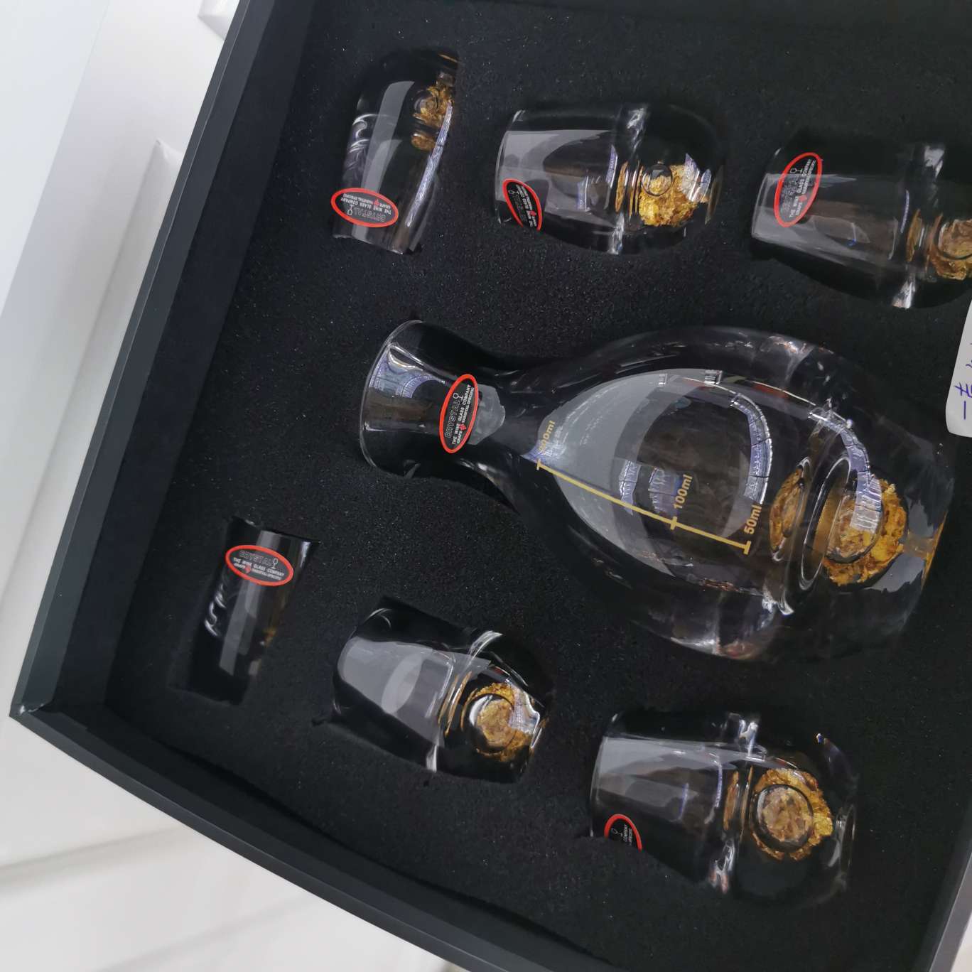 Crystal white spirit cup, one-mouth cup, gold foil glass wine cup, wine divider, high-end wine ware, round-belted cup, wine glass gift box set Application Scenario