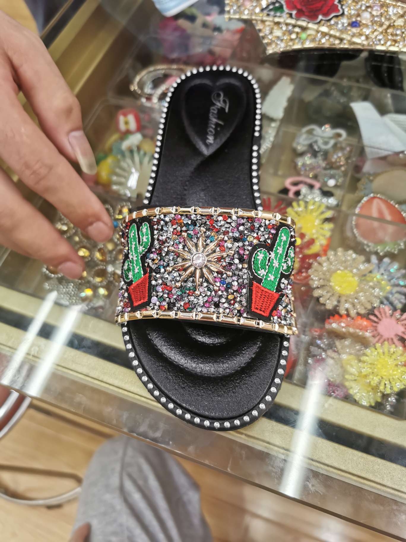 仙人掌刺绣树脂乱钻鞋面产品图