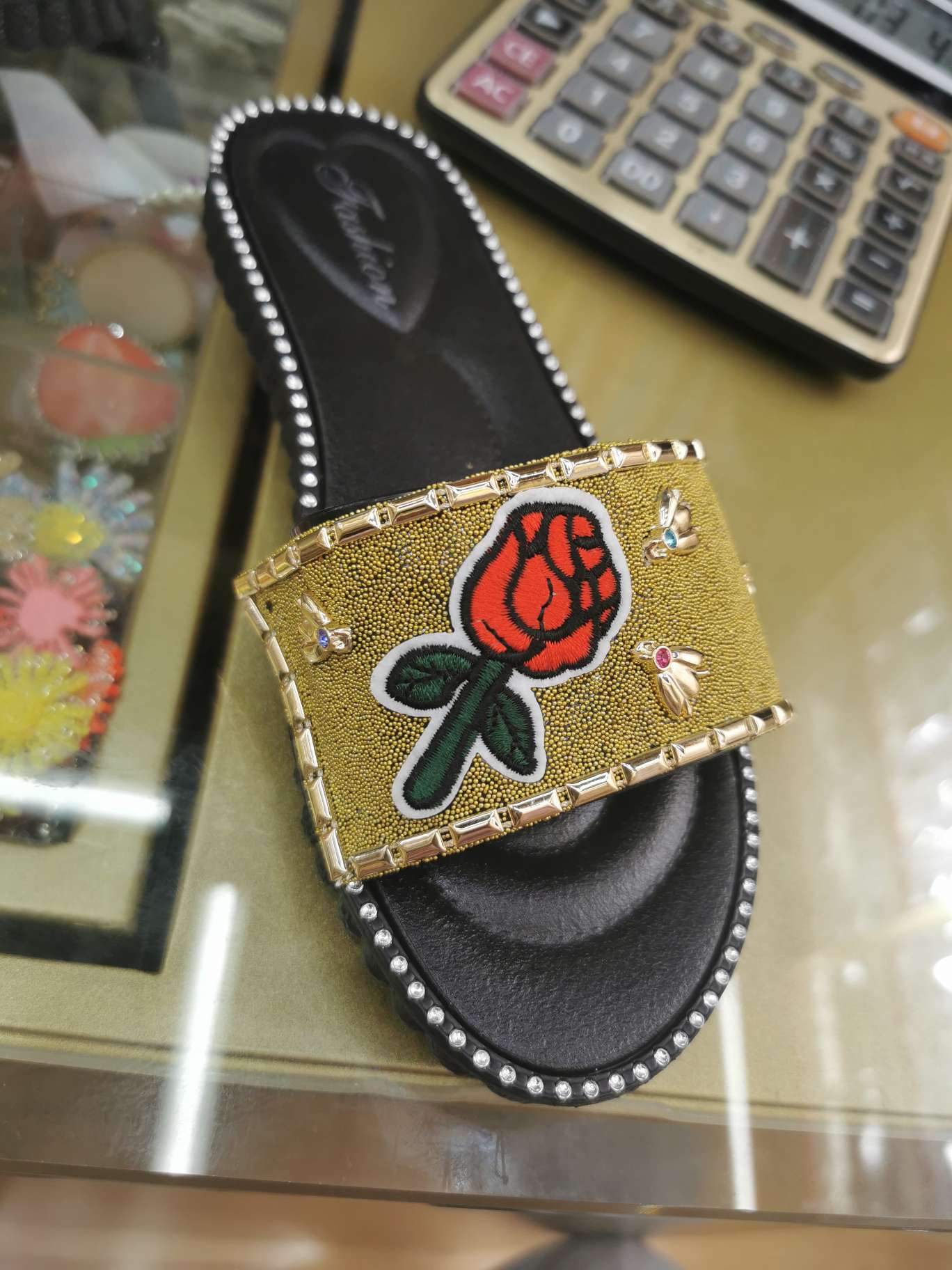 玫瑰花刺绣米珠鞋面 金色边条细节图