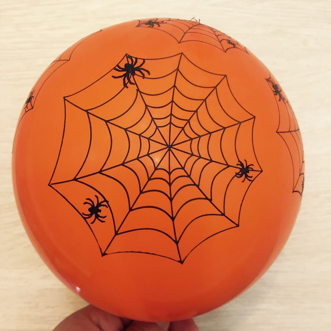 A pack of 100 pieces of Halloween spider web balloons