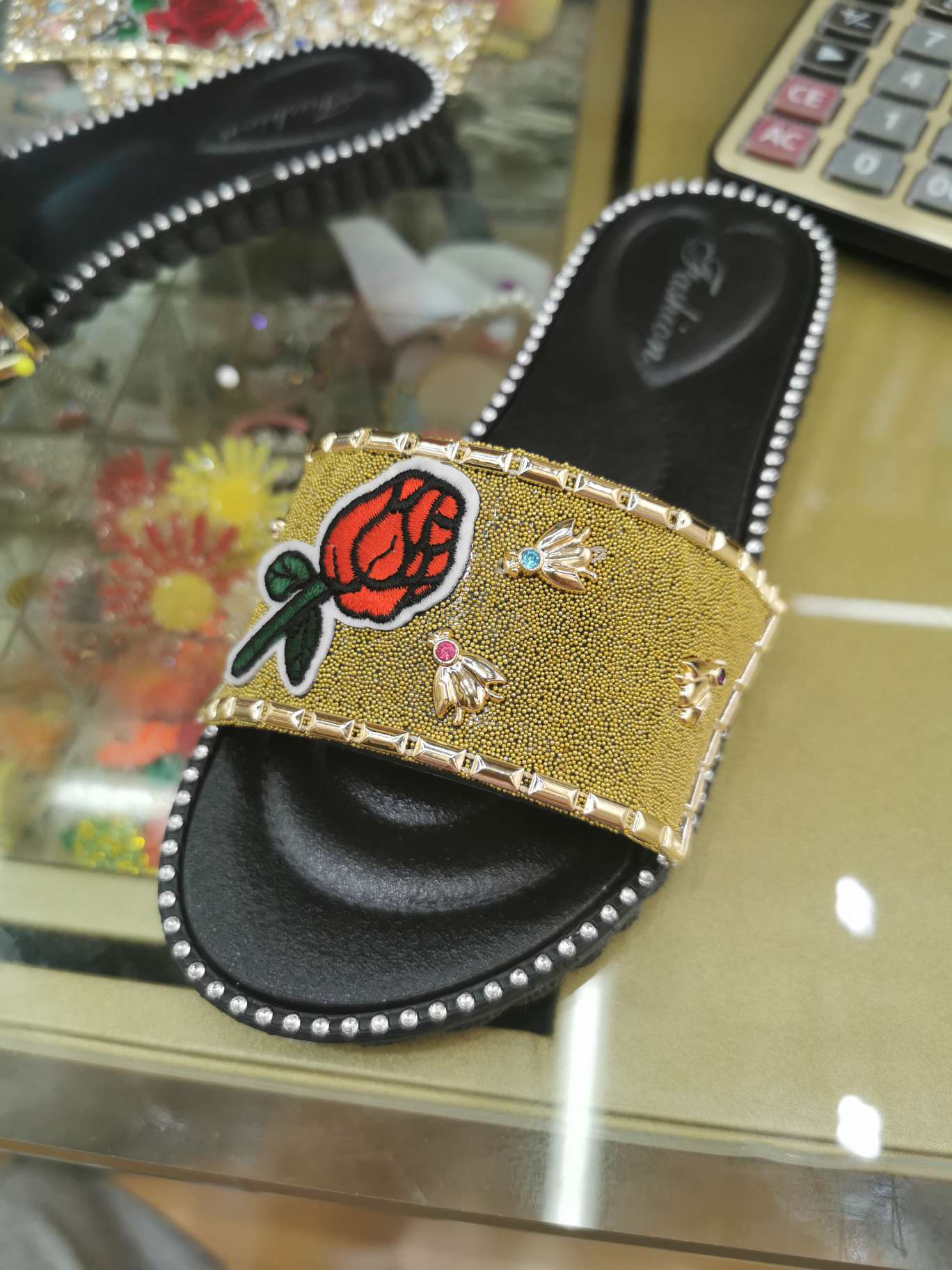 玫瑰花刺绣米珠鞋面 金色边条产品图