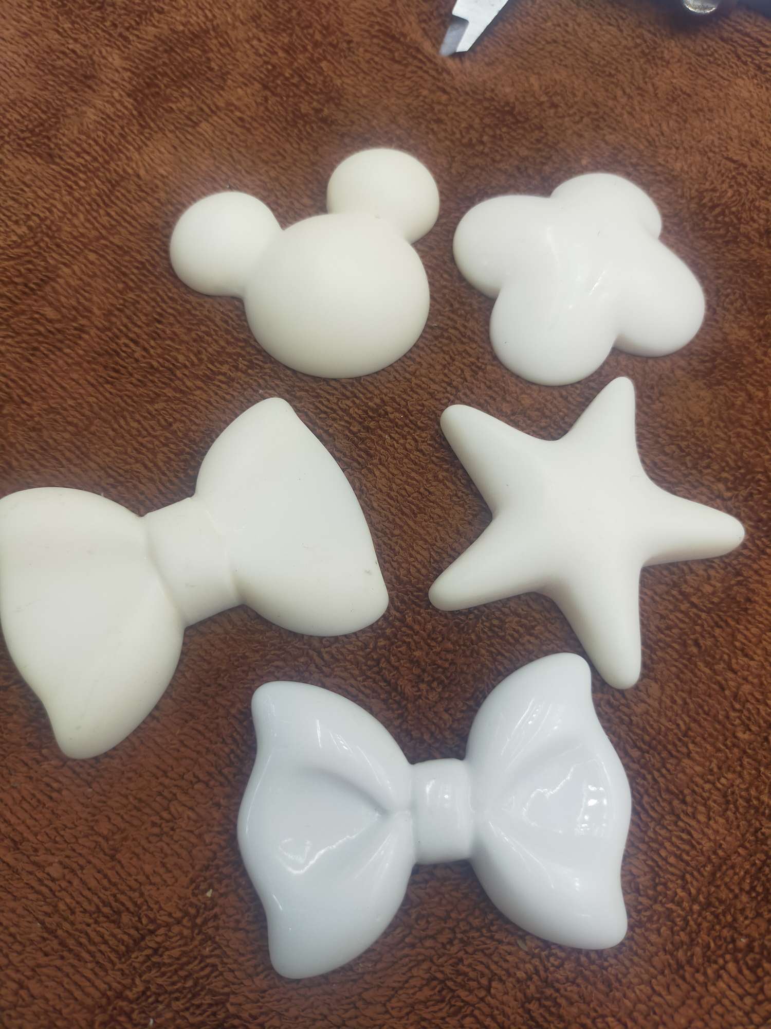 Bow tie, bow tie, Mickey, four-leaf clover, five-pointed star, leather rope accessories, resin accessories, manufacturers direct, a large number of spot thumbnail