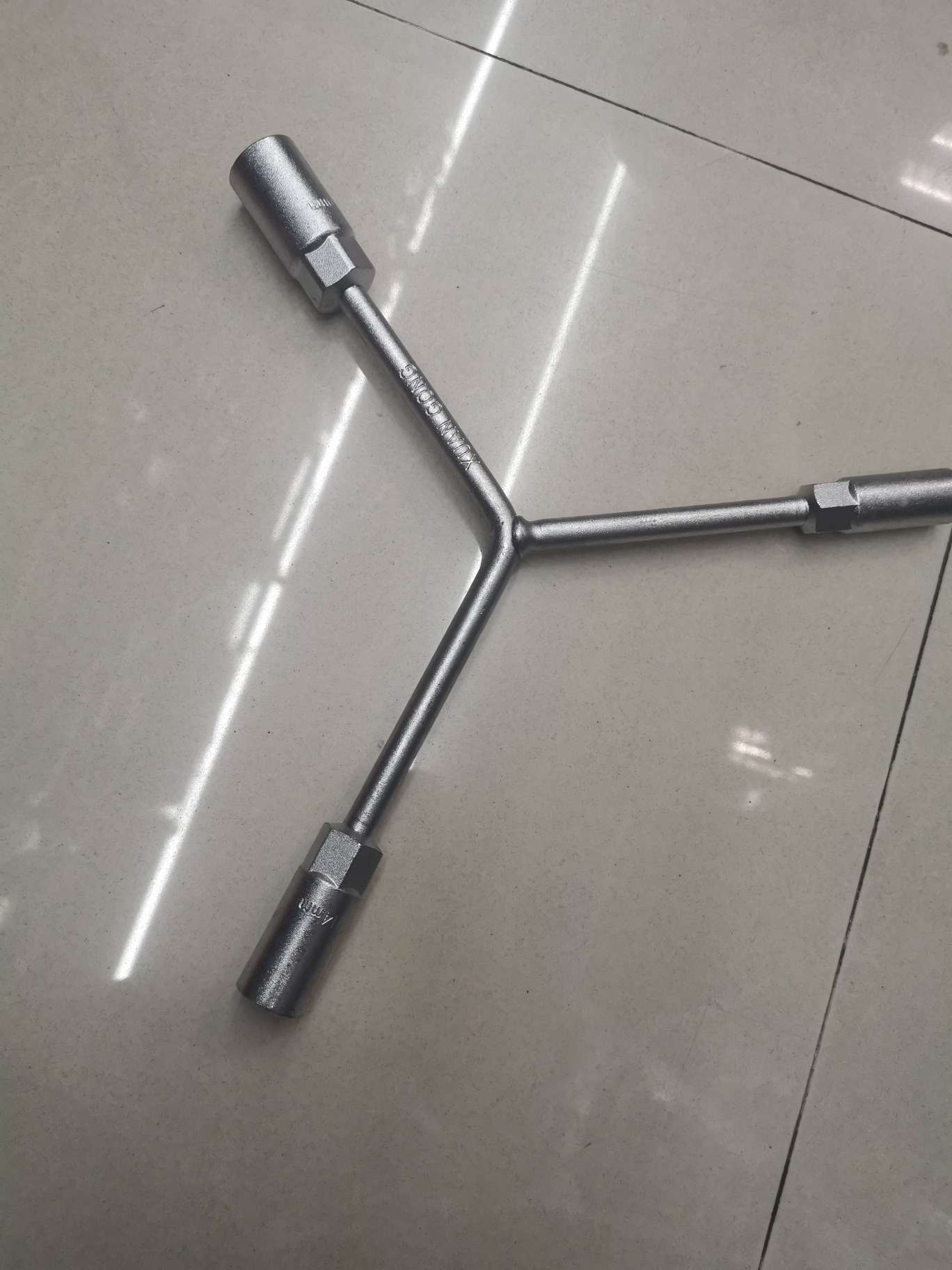 三叉扳手产品图