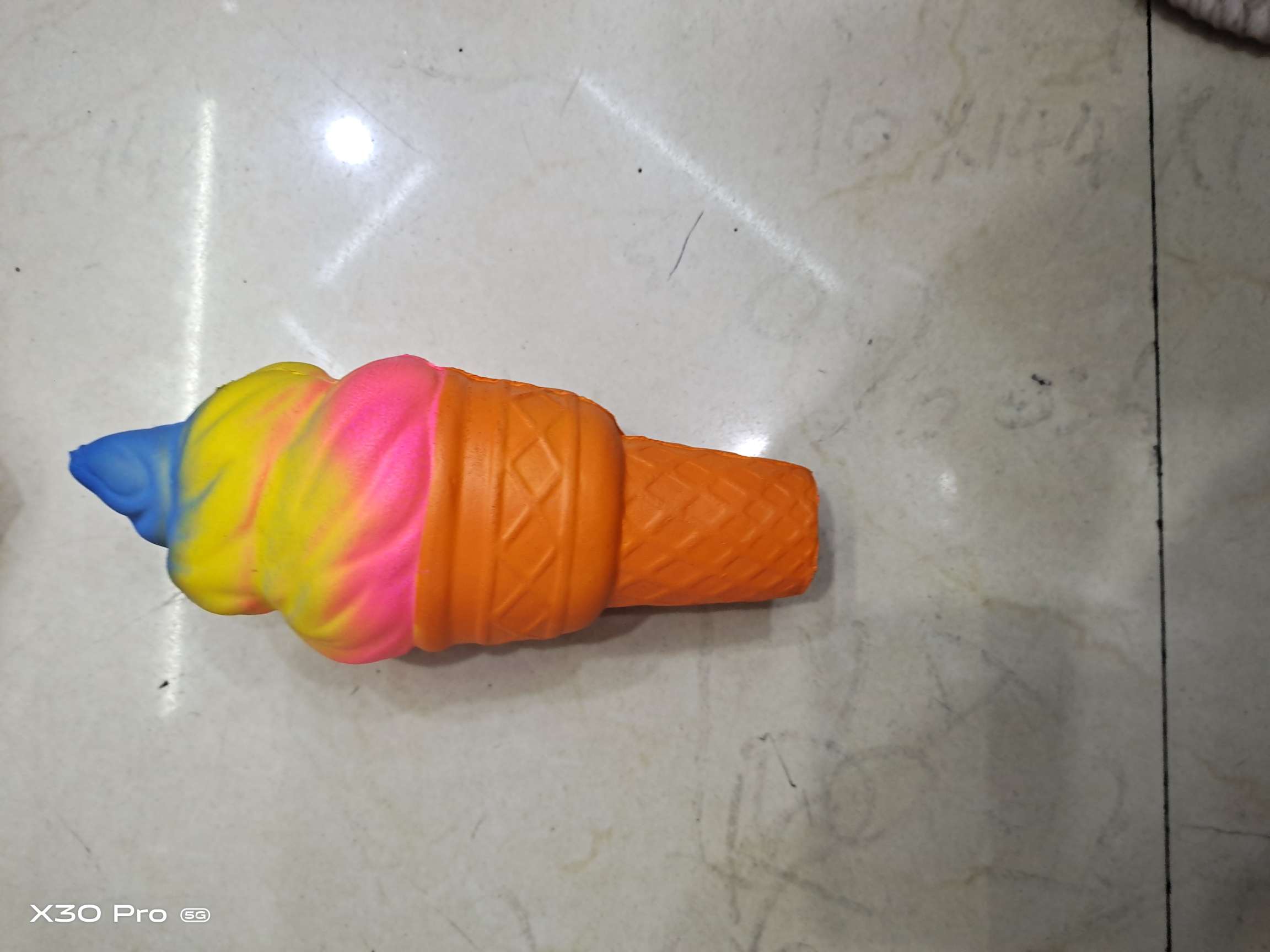 慢回弹彩色火炬冰激凌图