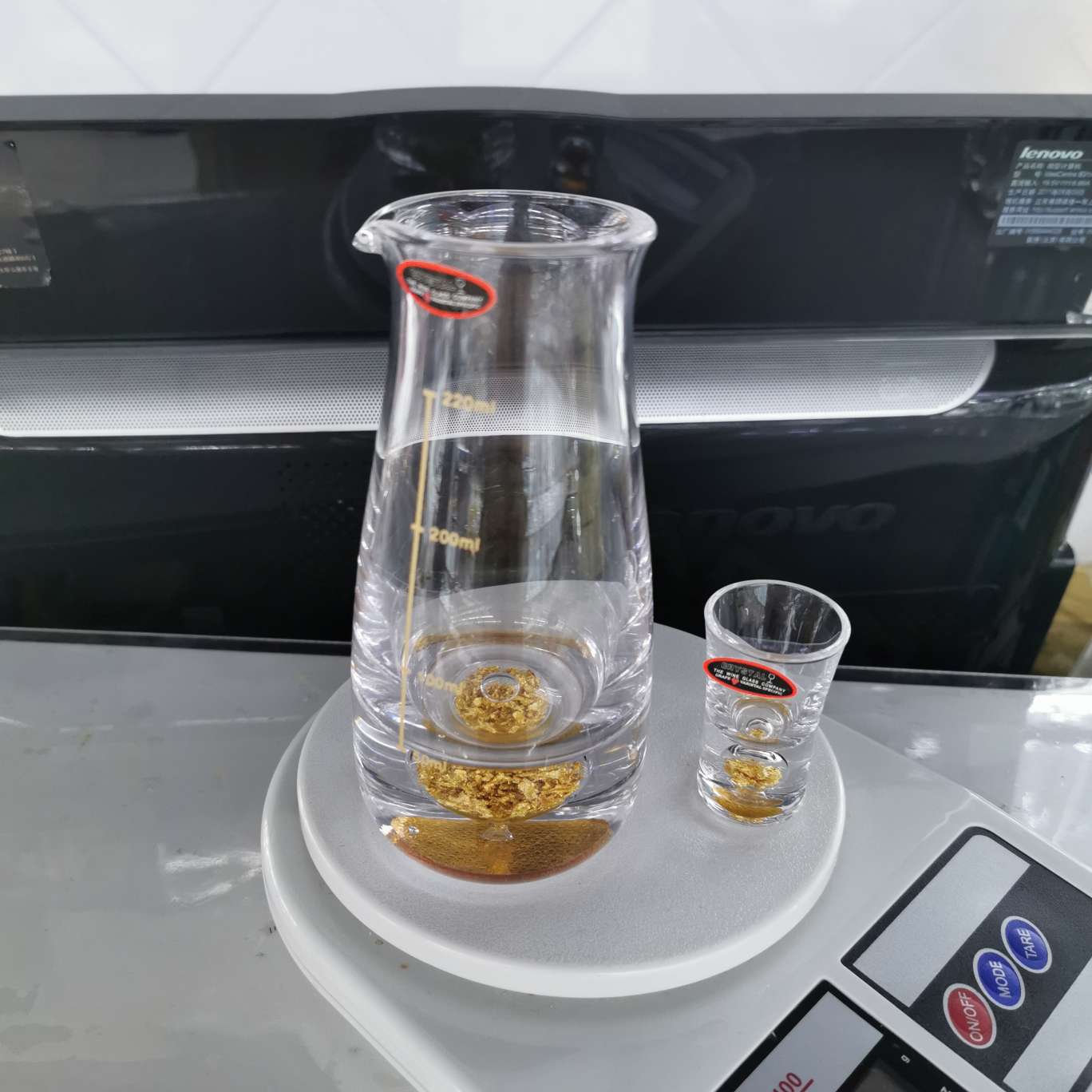 White spirit cup, gold foil crystal glass, lead-free handcrafted, one-sip spirits household wine dispenser and wine pot gift box set Application Scenario