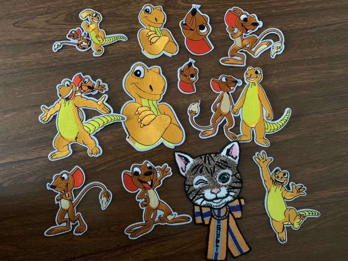 精美刺绣胡蝶线带印花毛衣