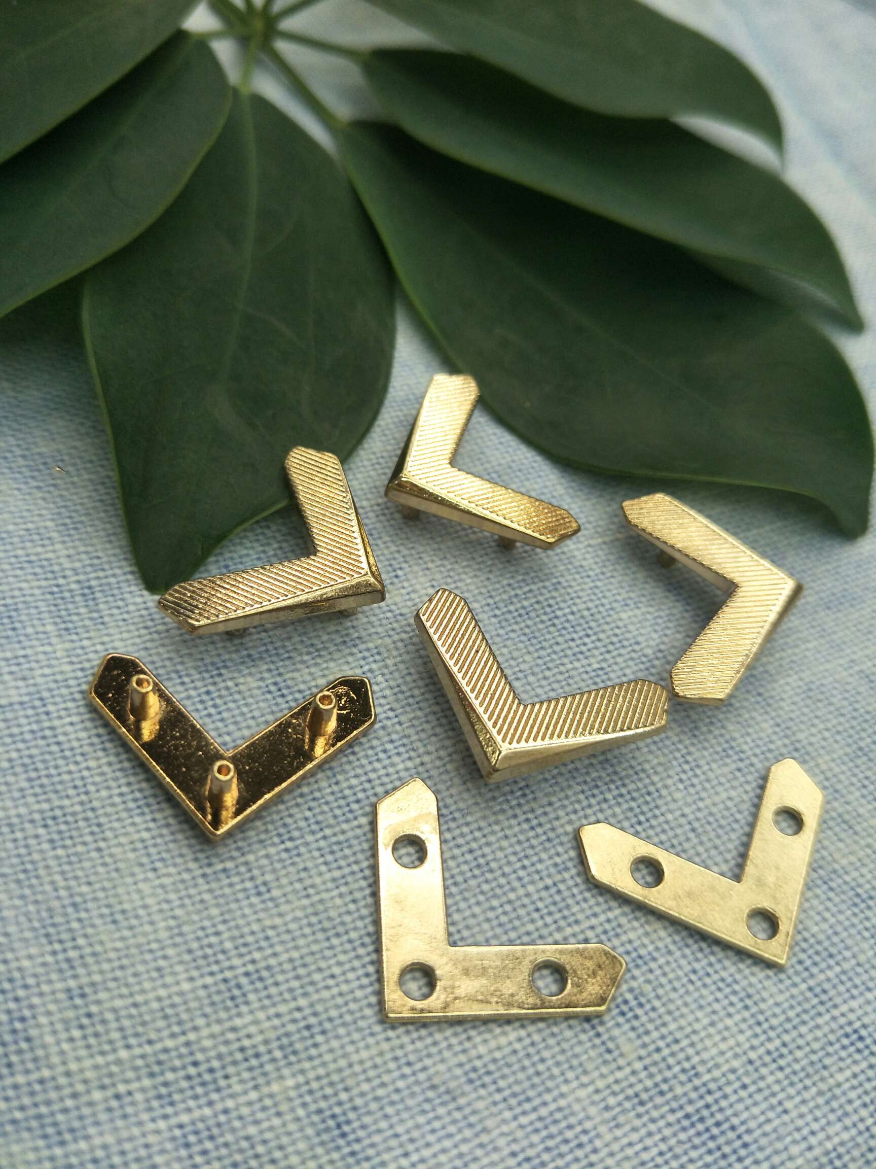 枪黑异形标牌白底实物图