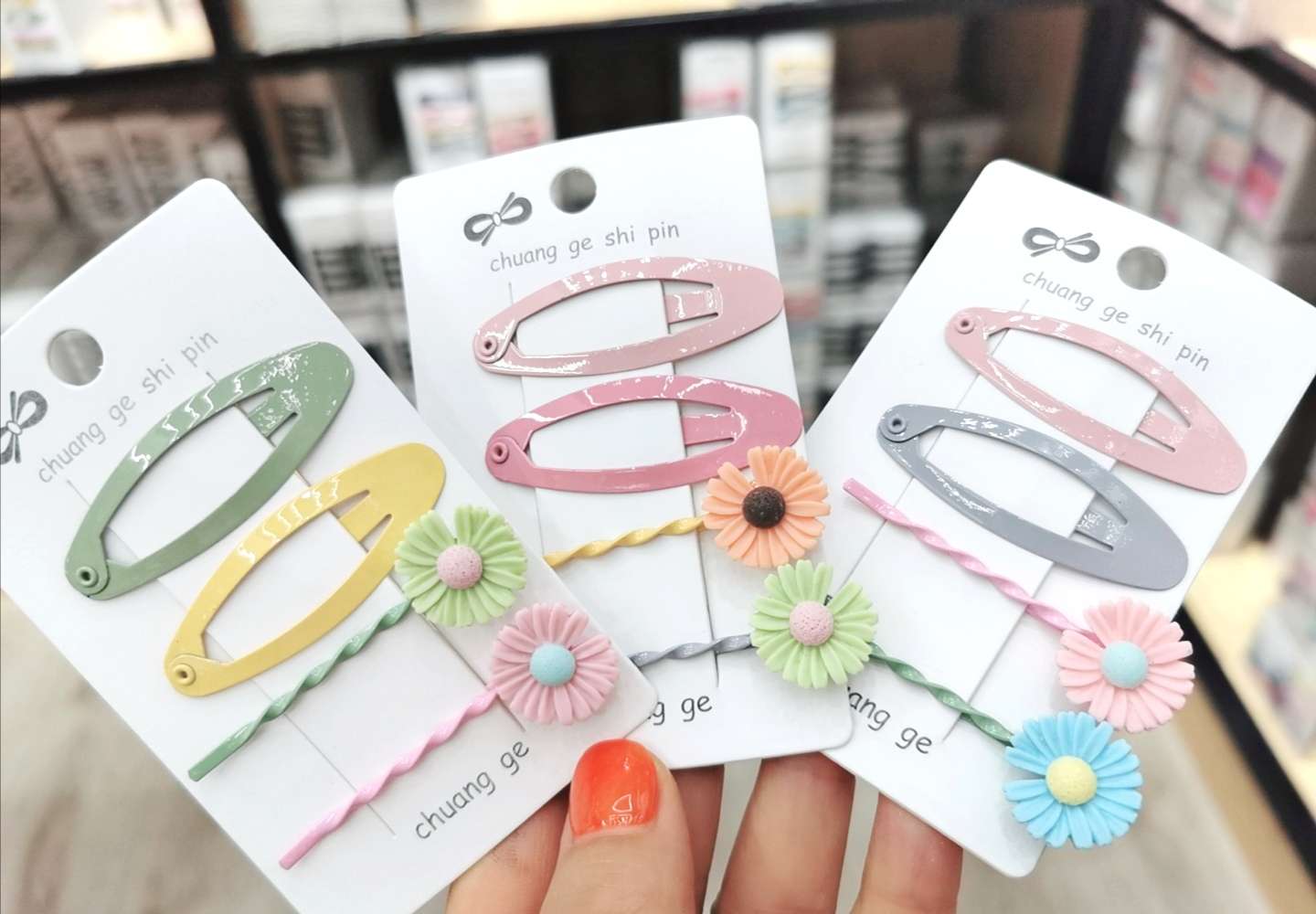 Hairpins, BB clips, edge clips, Internet celebrity clips, and cute little daisies in an ins style Application Scenario