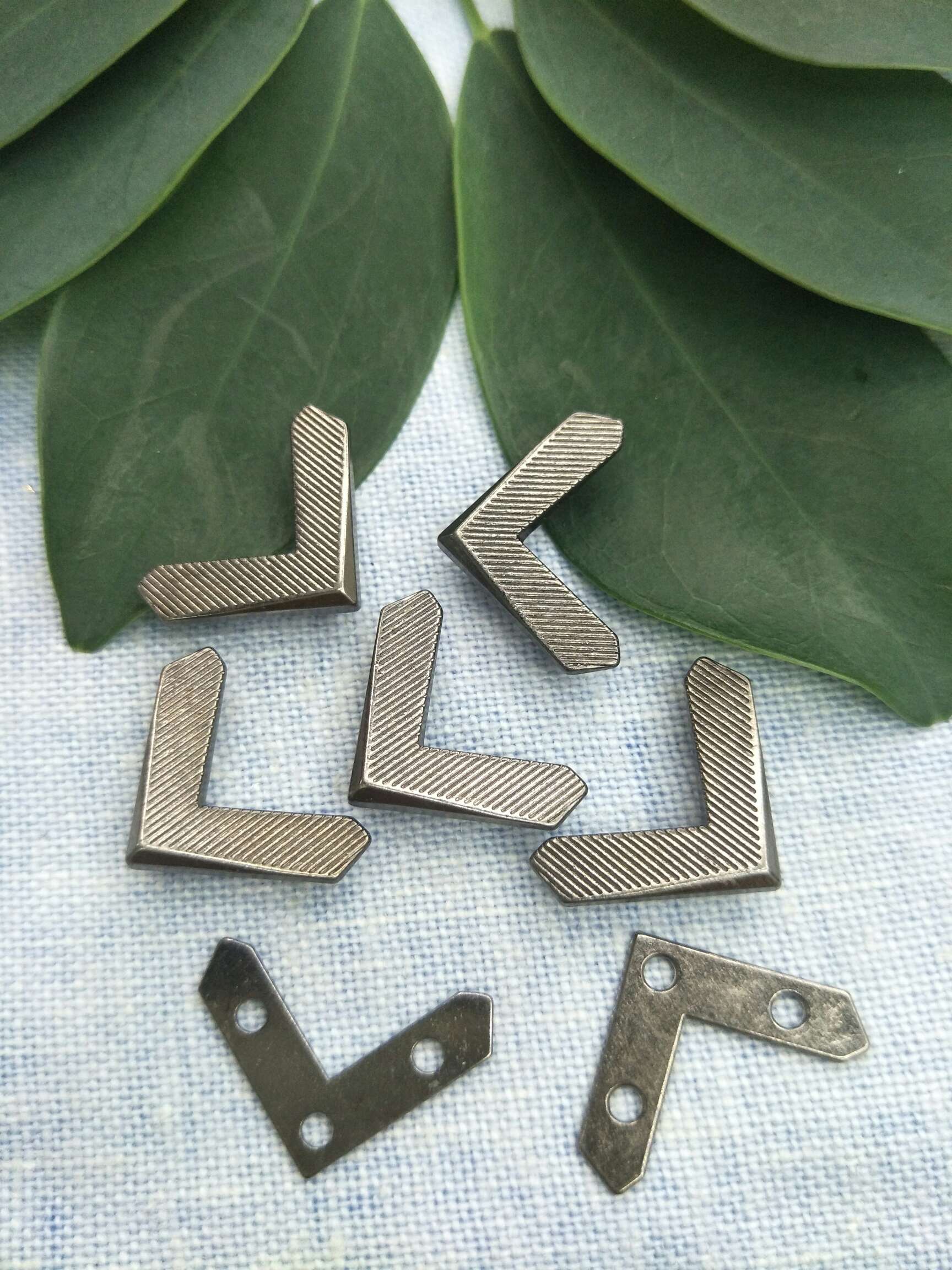 服装配件装饰扣 枪黑异形标牌 三角标牌 箱包配件 鞋服配件