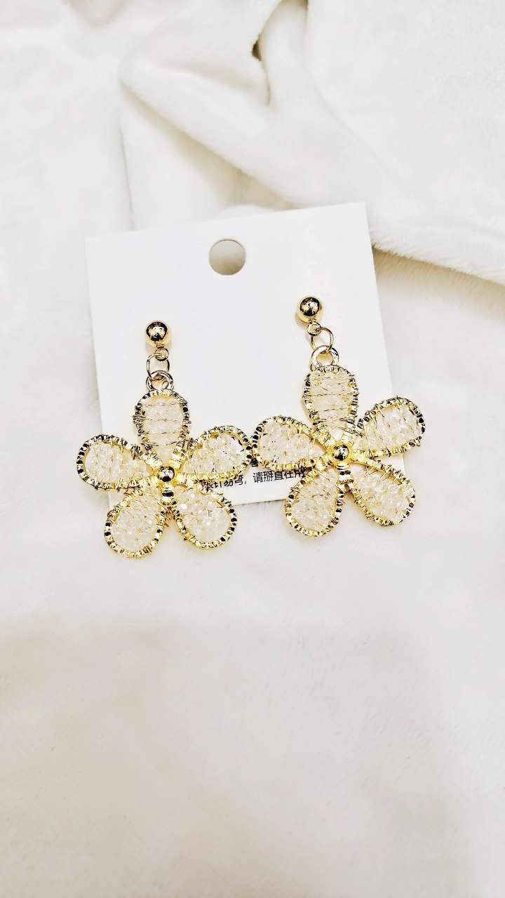 Braided crystal flower pearl earrings 2020 new fashion South Korean network red temperament earrings studs for women senior sense earrings