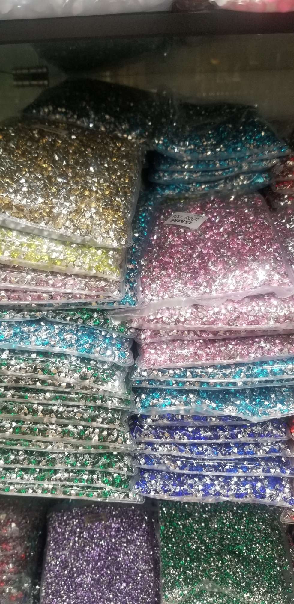 خمسة ثقوب مدببة