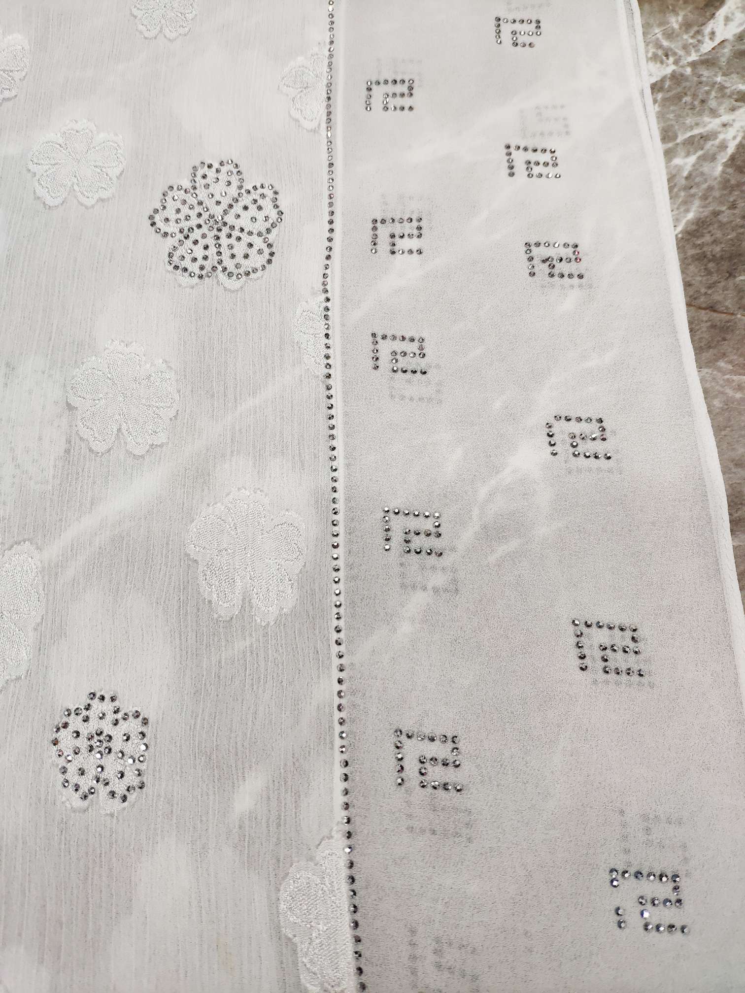 A long scarf made of small flowers and chiffon Specification image