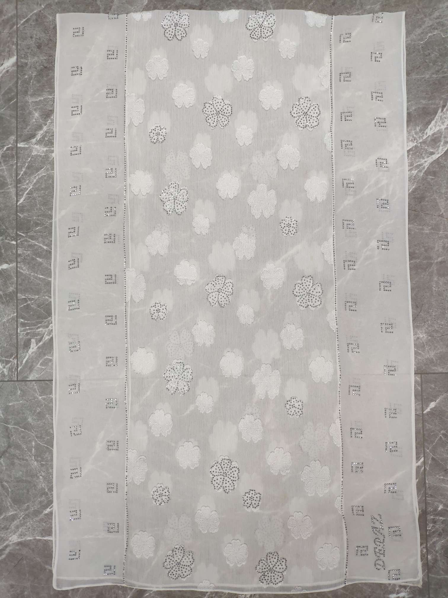 A long scarf made of small flowers and chiffon details Picture