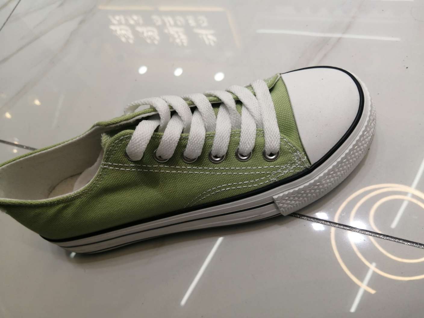 绿色帆布鞋