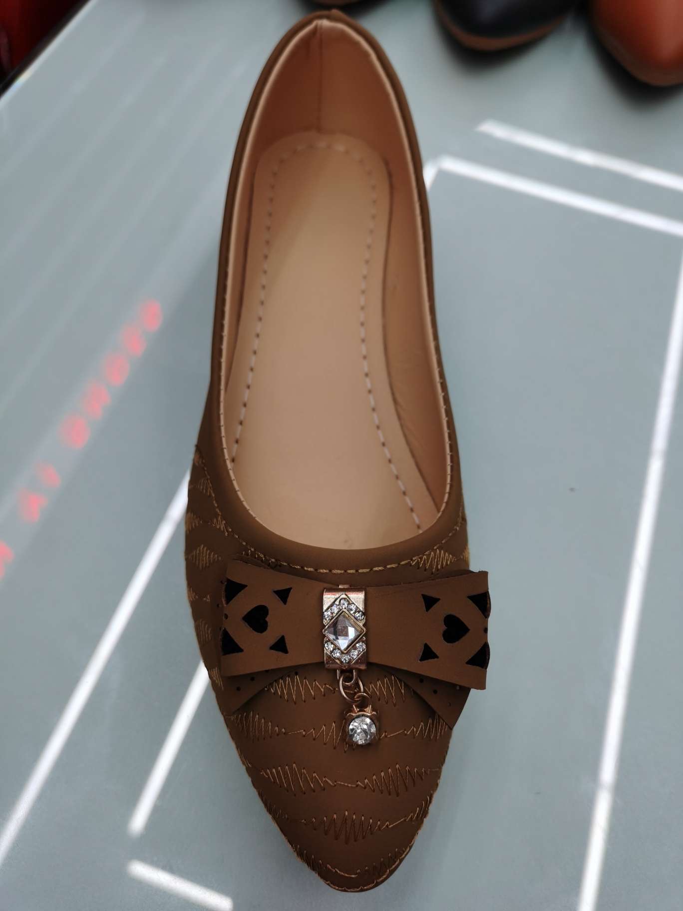 Wear low-heeled women's leather shoes with diamonds