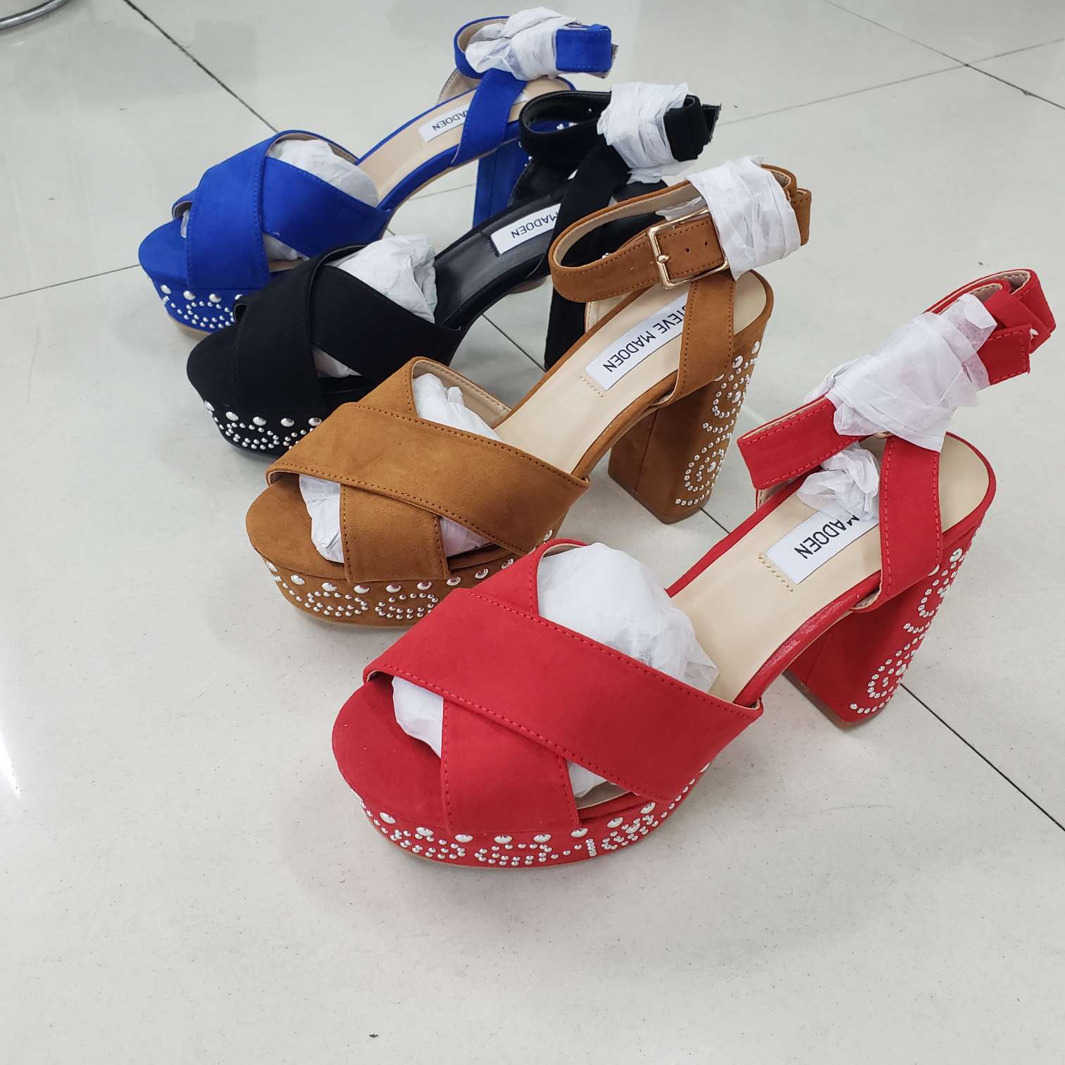 粗跟带帽钉酷炫女凉鞋