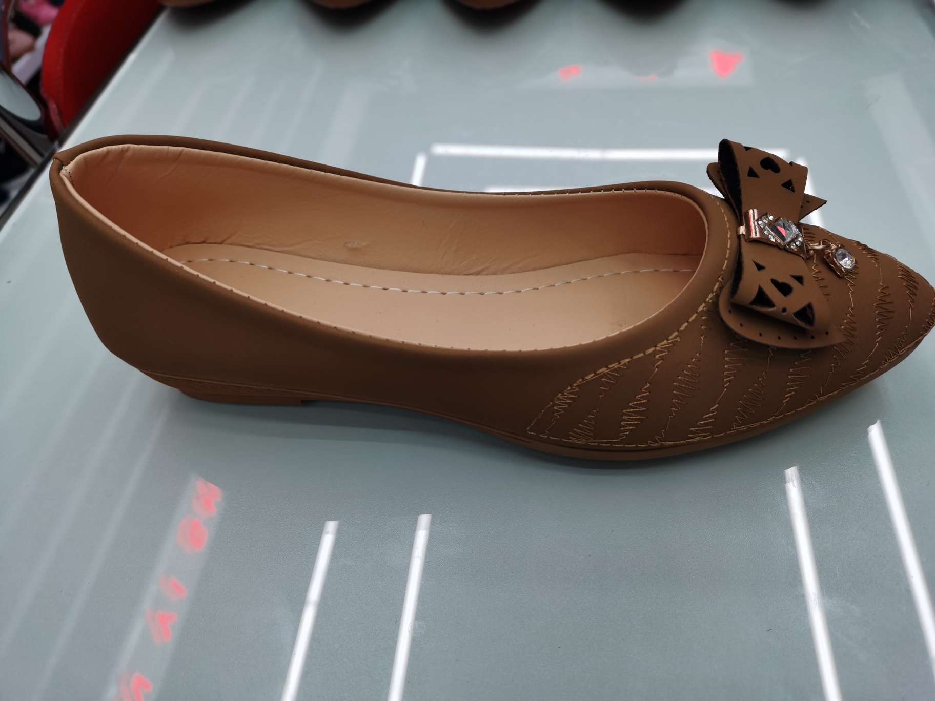 Wear low-heeled women's leather shoes with diamonds Specification image