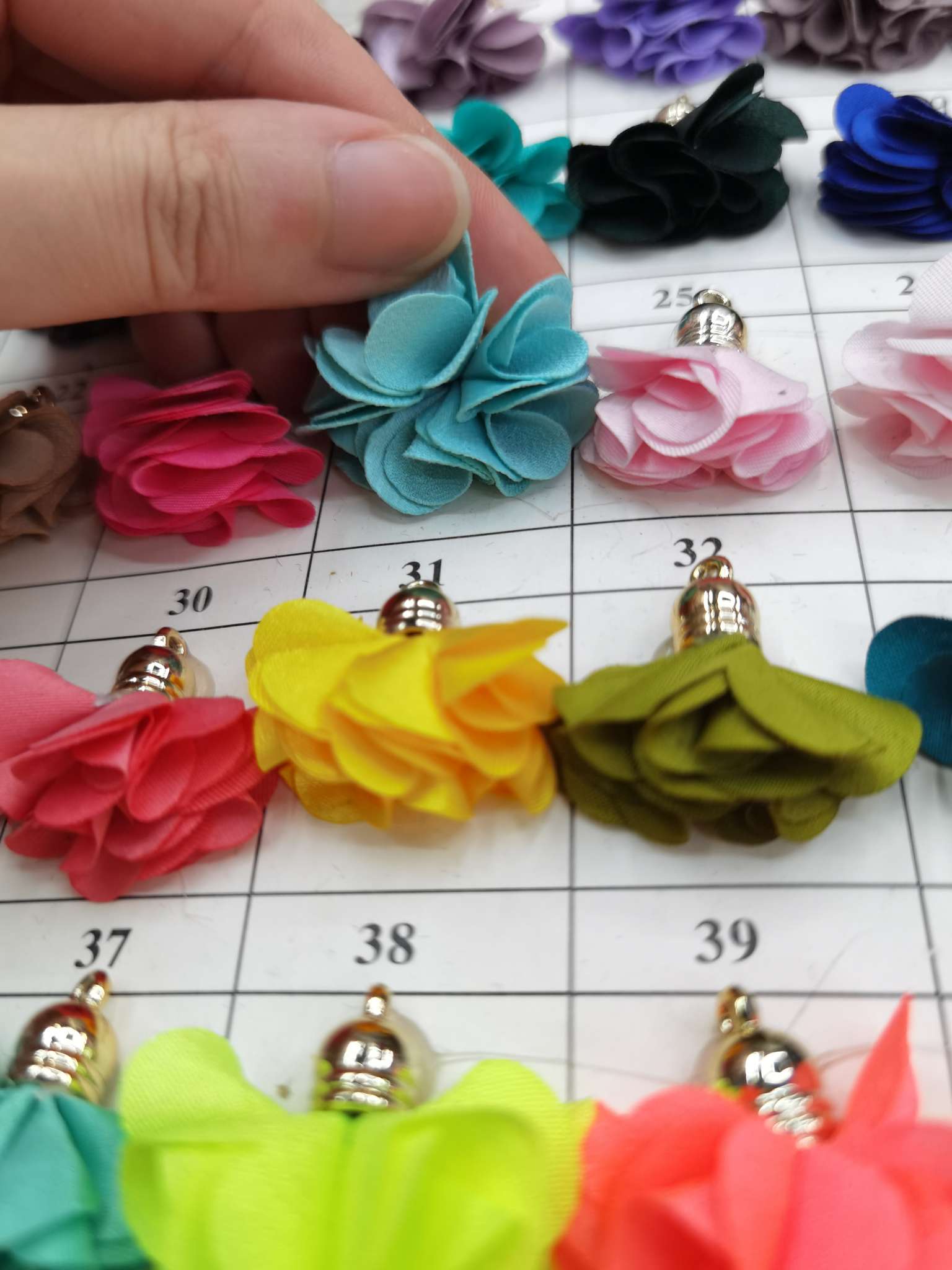 Accessories Clothing Headwear Daily Accessories Fringe Pendant 6 Flower With Hat Cloth Flower Spot Manufacturers Direct Hat Clock Flower Creative Day Specification drawing