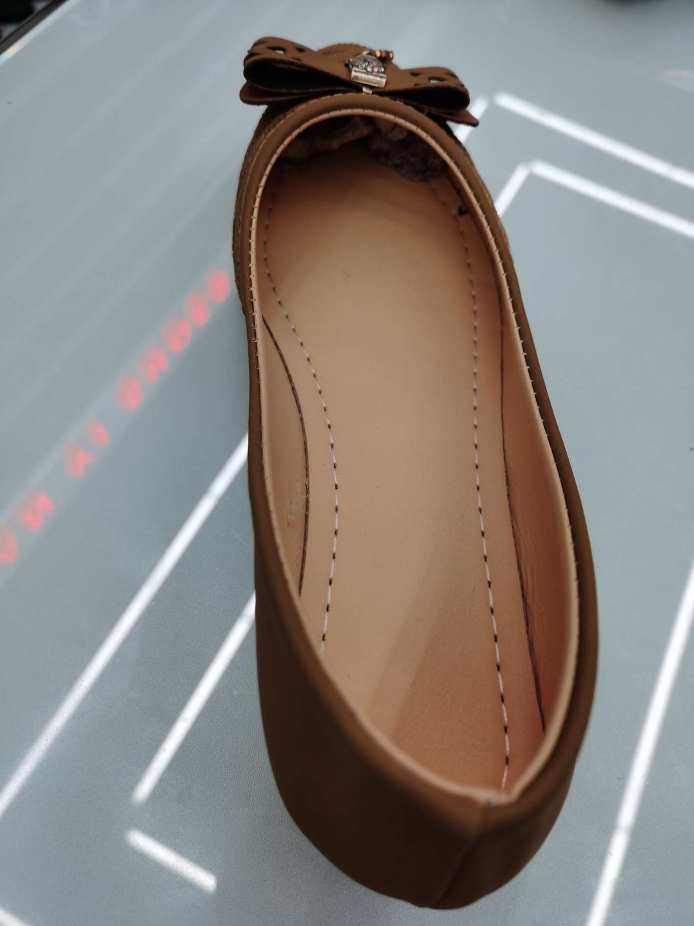 Wear low-heeled women's leather shoes with diamonds details Picture