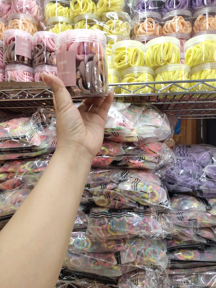 The pink hair band is sold directly by the manufacturer at a low price and of high quality