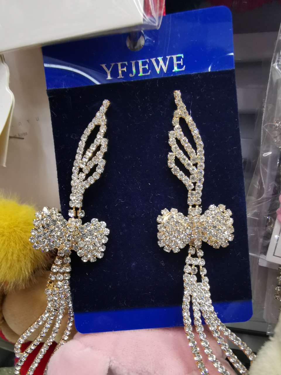 Stud earrings thumbnail