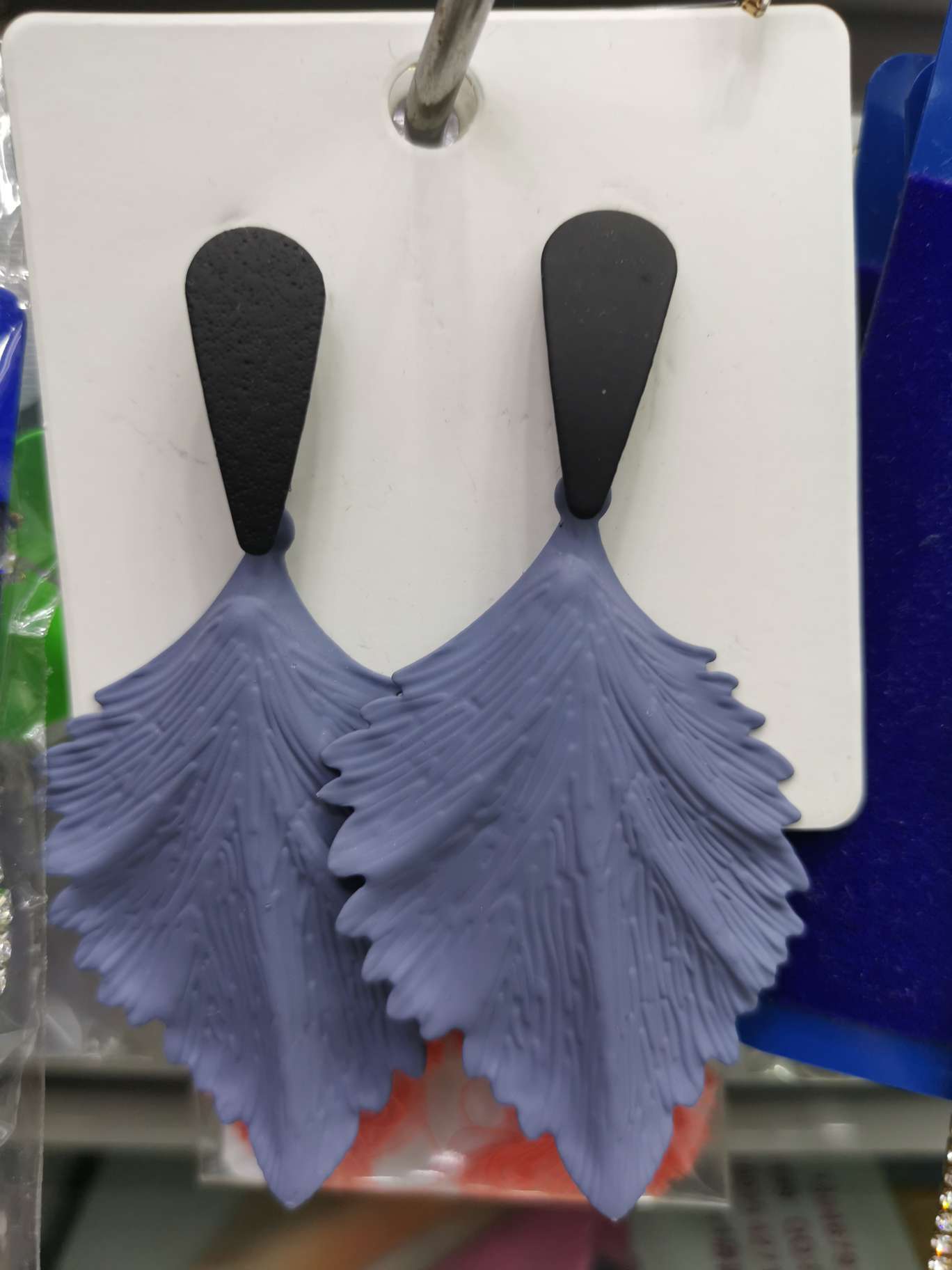 彩色耳钉，颜色多样，开始新颖，工厂有自己设计团队，定时更新款式