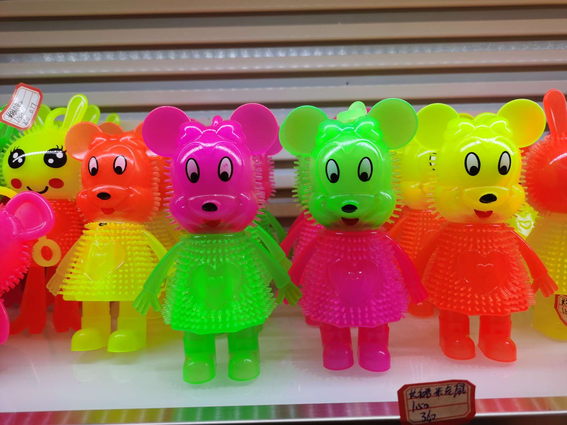 闪光哨子可爱带脚动物长裙兔子Tpr玩具细节图