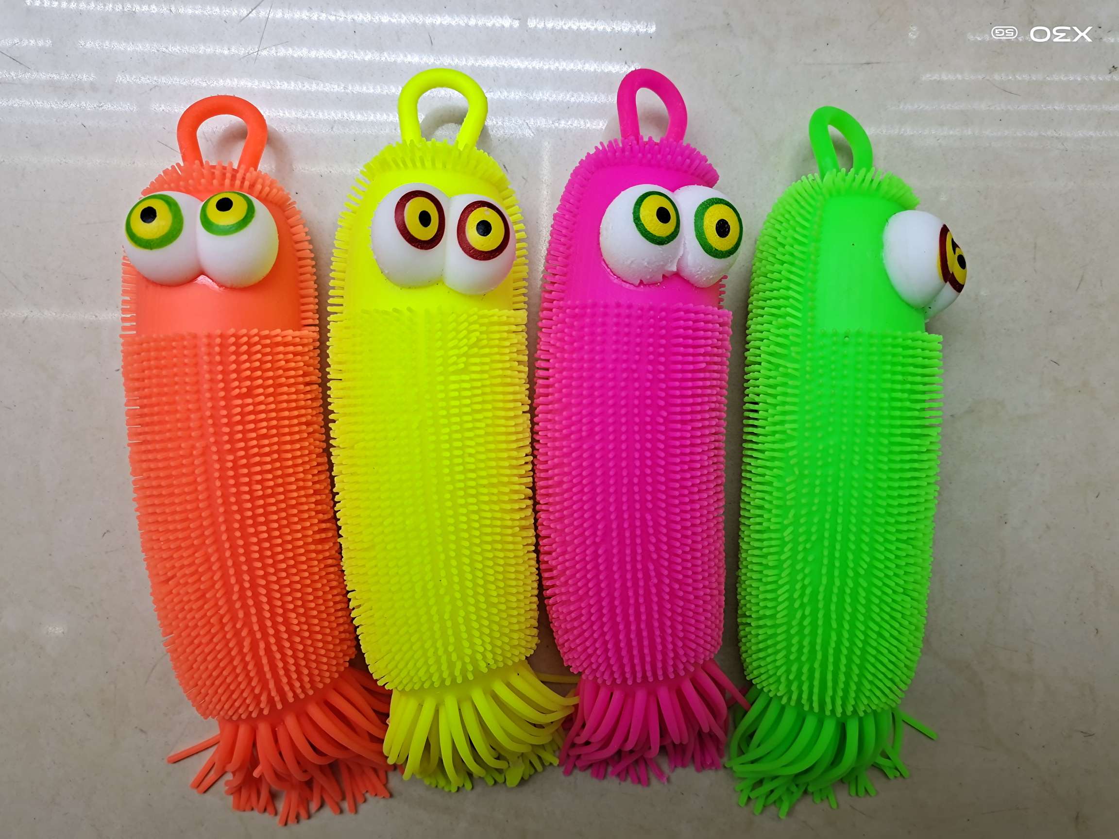 凸眼玉米毛毛虫白底实物图