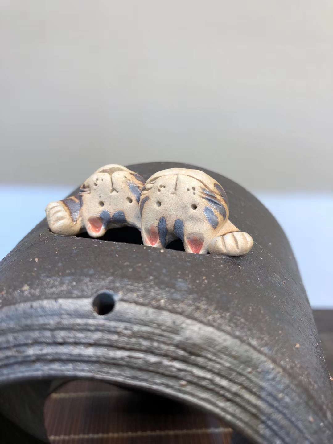 日本常滑烧陶制茶香炉（山田制）陶泥爬爬猫 提神醒脑熏香炉 陶瓷摆件
尺寸：约10cmX9cm  实际重量请咨询细节图