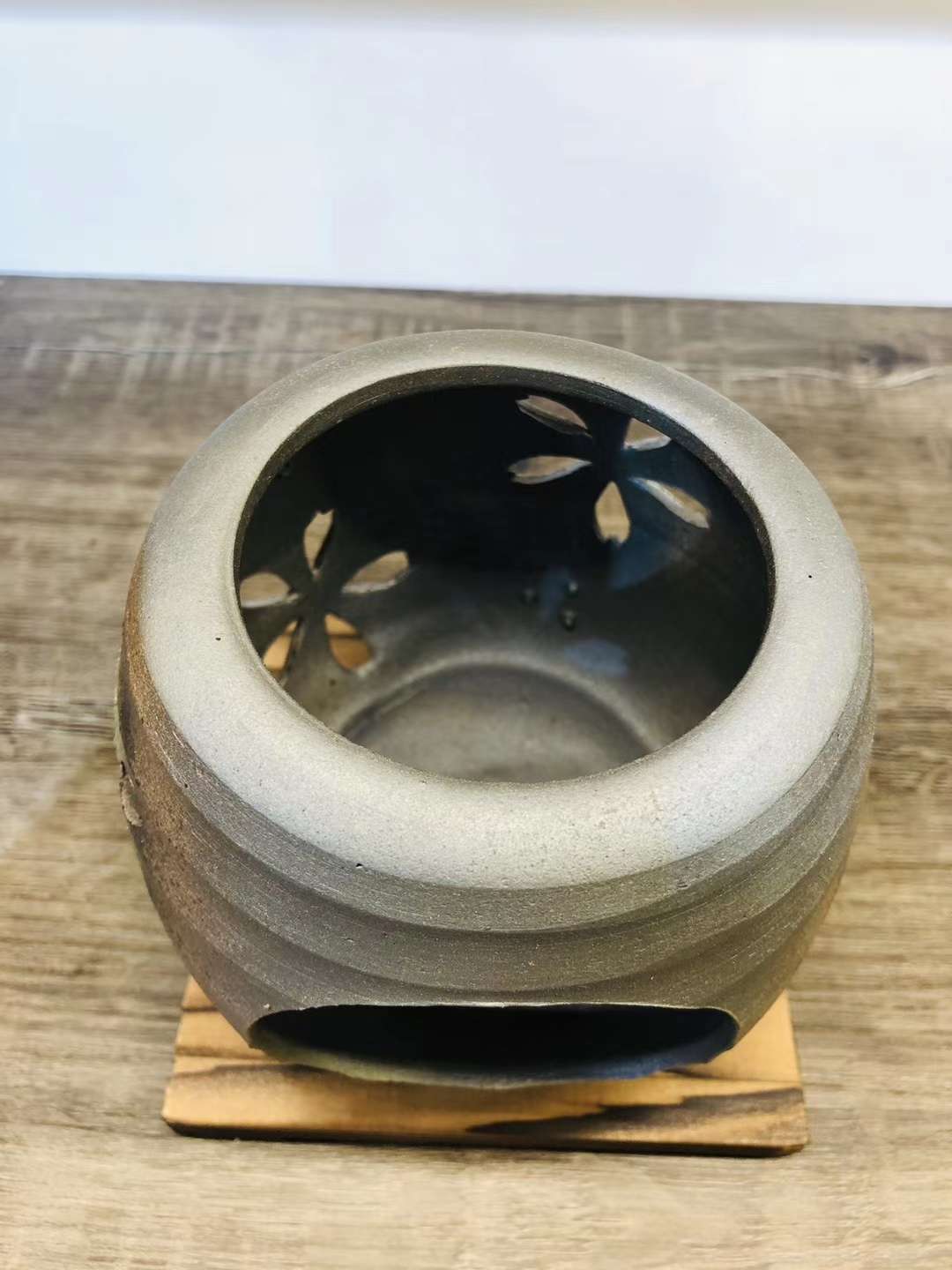 日本常滑烧陶制茶香炉（石龍制）陶泥绿釉镂空樱花  提神醒脑熏香炉 陶瓷摆件
尺寸：约11cmX11cm 实际重量请咨询