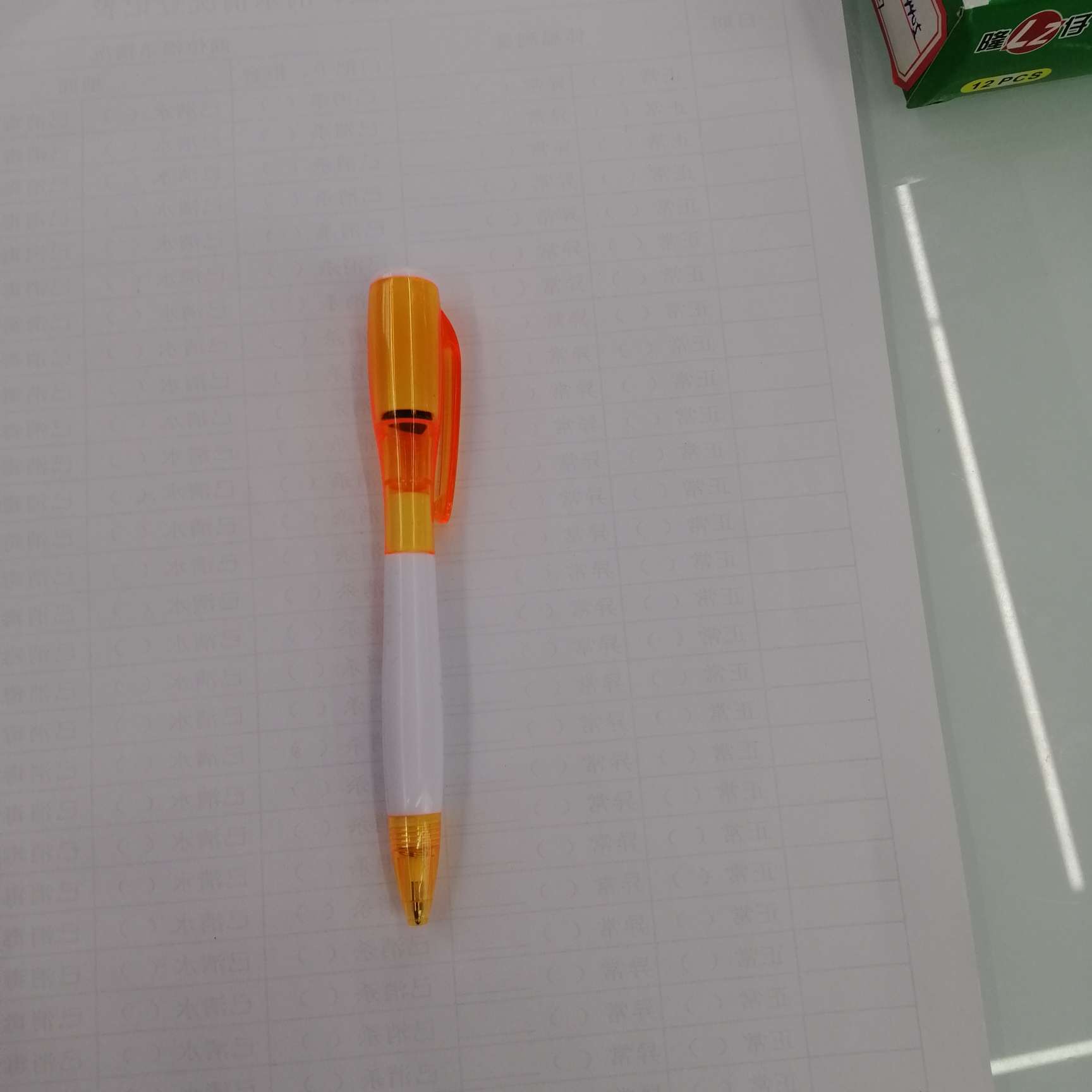 In Yiwu City, students from Hanjia Stationery are learning to write writing tools such as light pens and ballpoint pens with oil pens in blue and black full figure