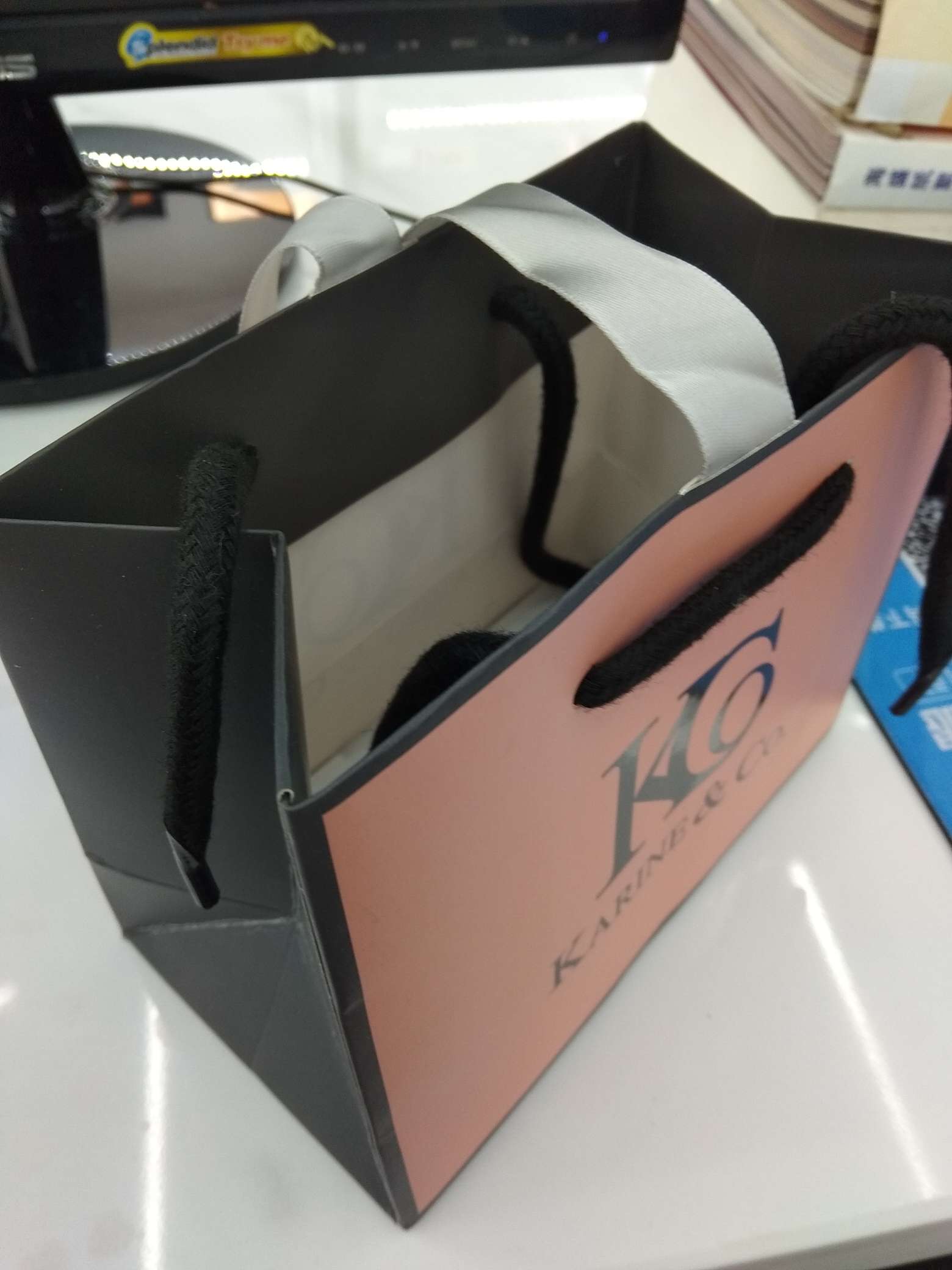 Factory direct sales of high-end UV-printed gift bags Application Scenario