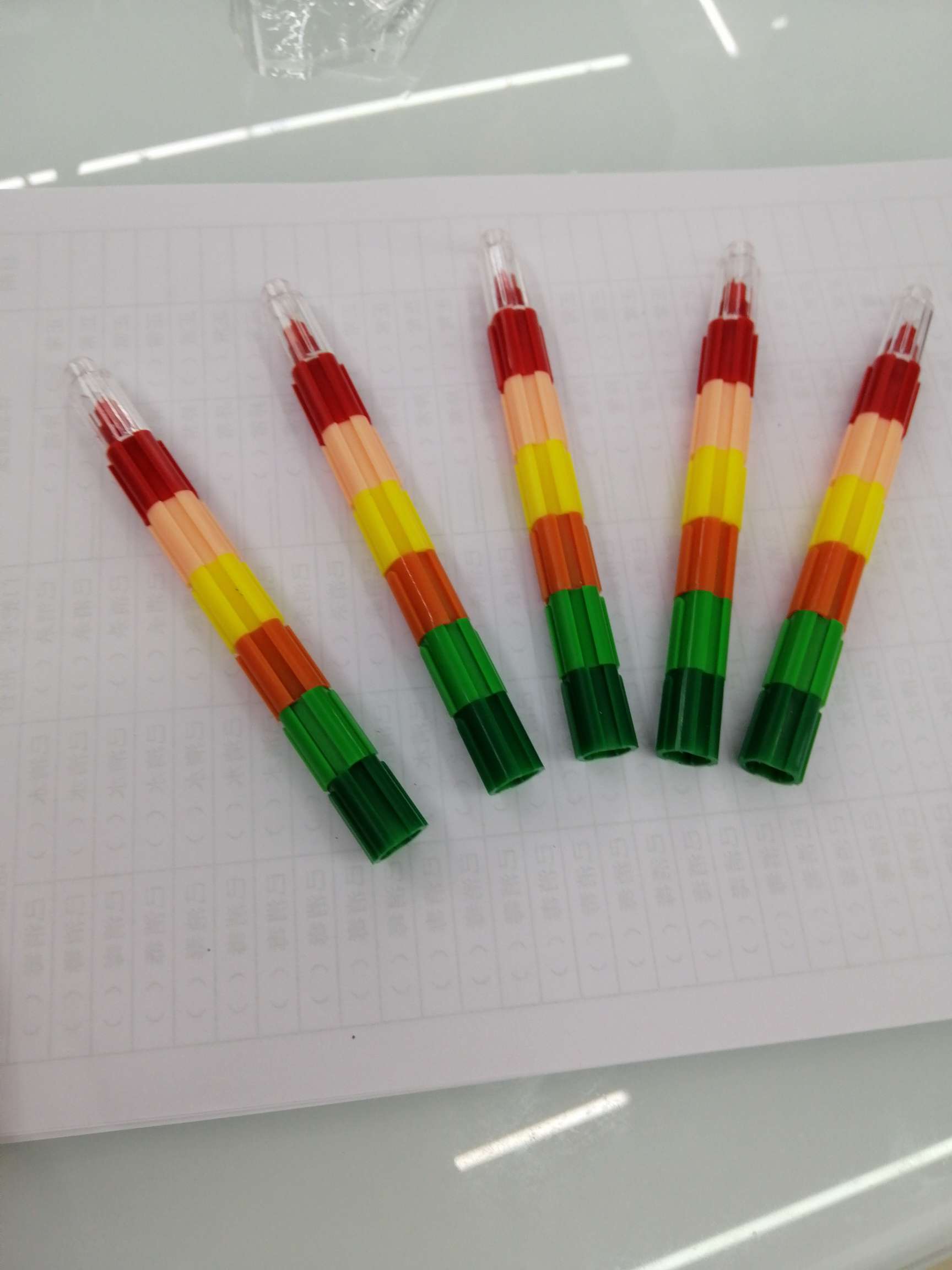 The 6-section building block crayon PV bag is available for drawing full figure