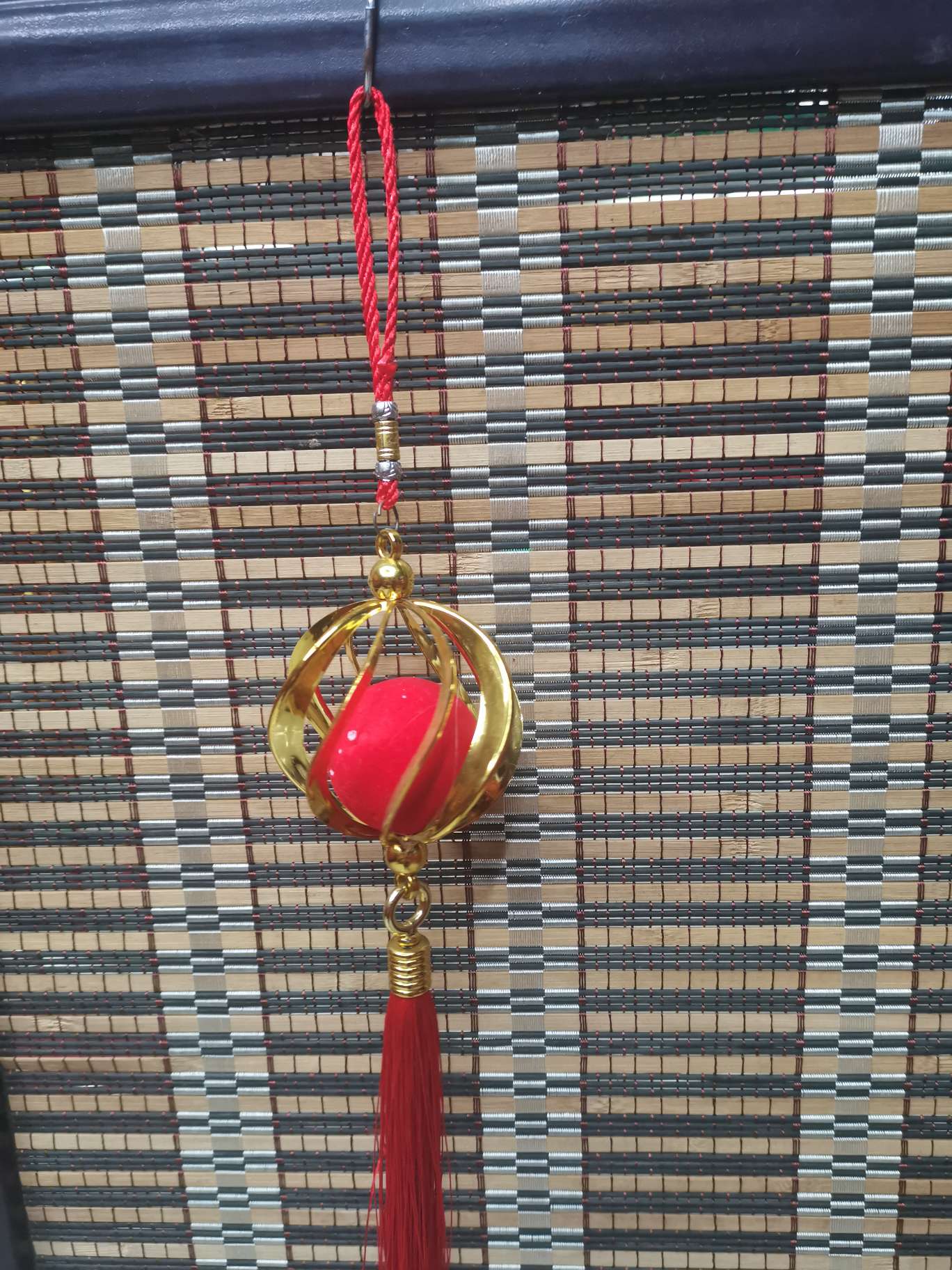 A single medium-sized gold wire ball