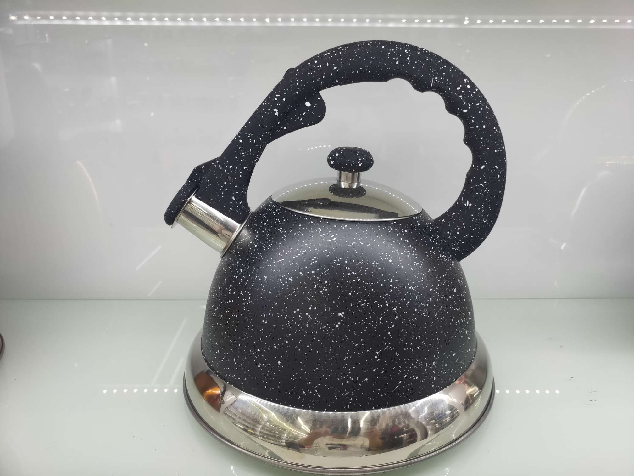 The stainless steel kettle has a spray-painted body and is suitable for both induction cookers and gas Specification image