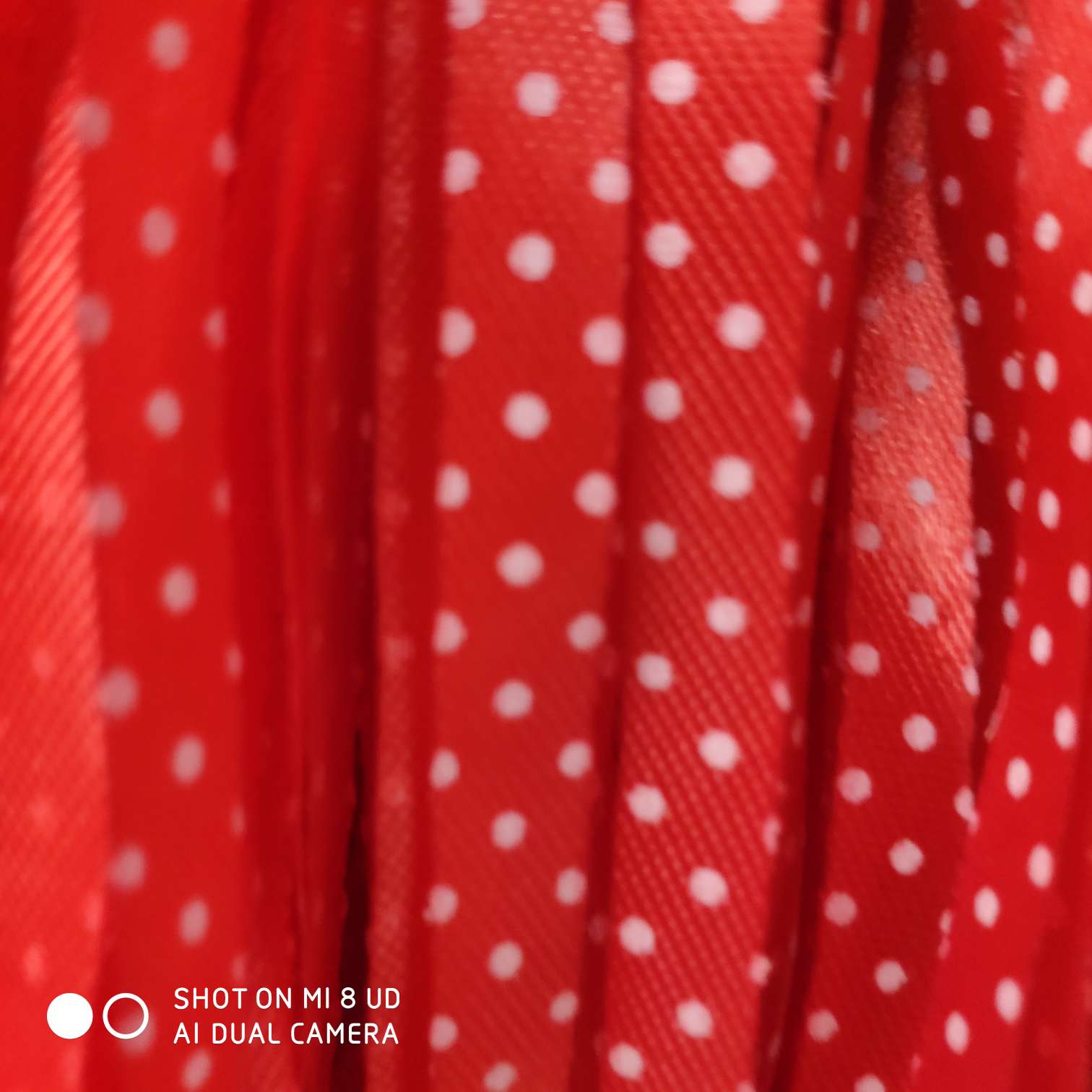 Cinta de 1 cm con puntos rojos grandes y pequeños (corte)