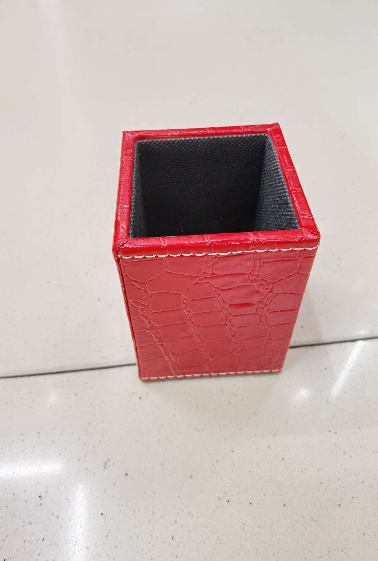 大红色方形皮具高档办公桌面笔筒礼品筒，可定制Logo