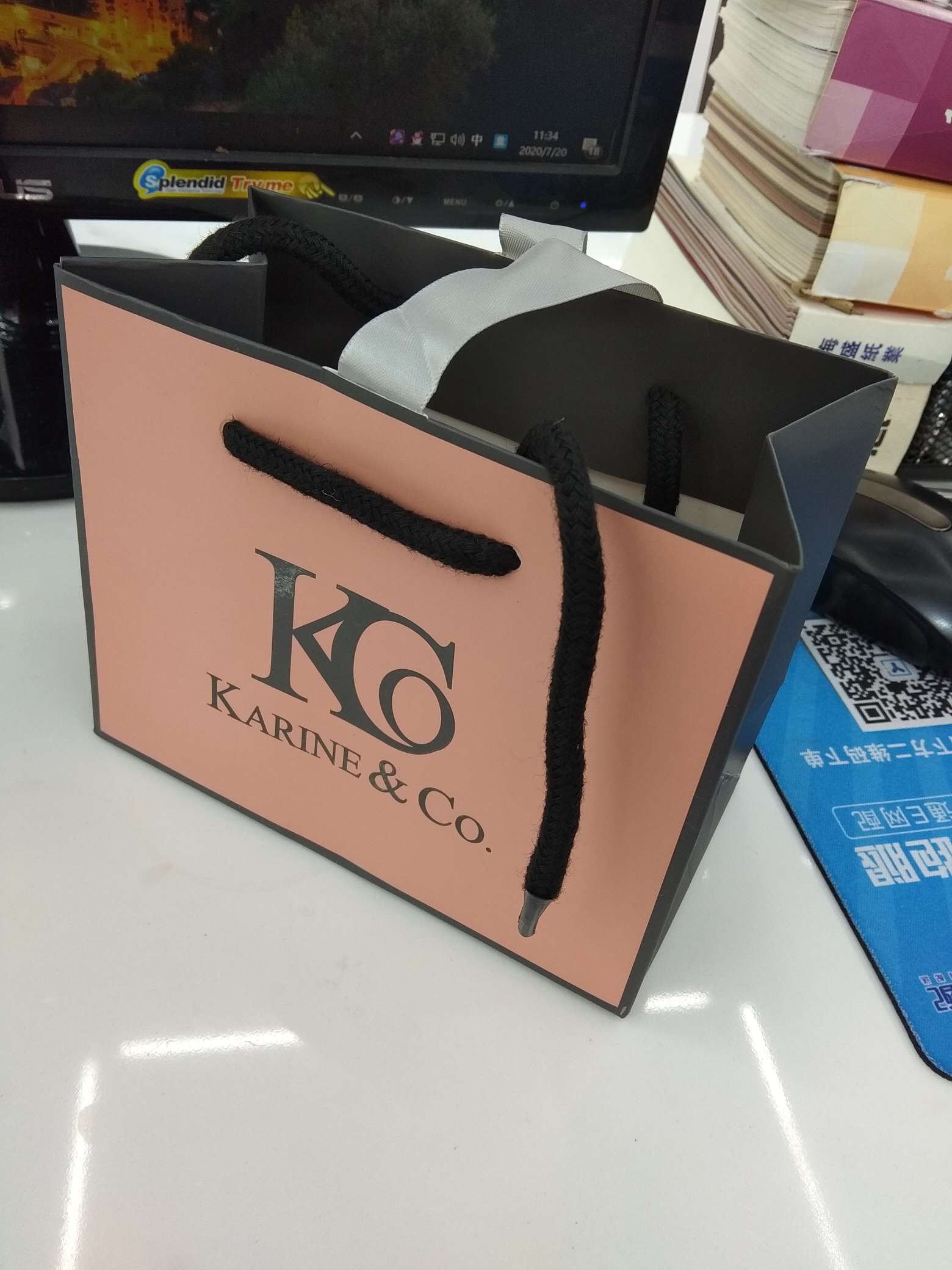 Factory direct sales of high-end UV-printed gift bags